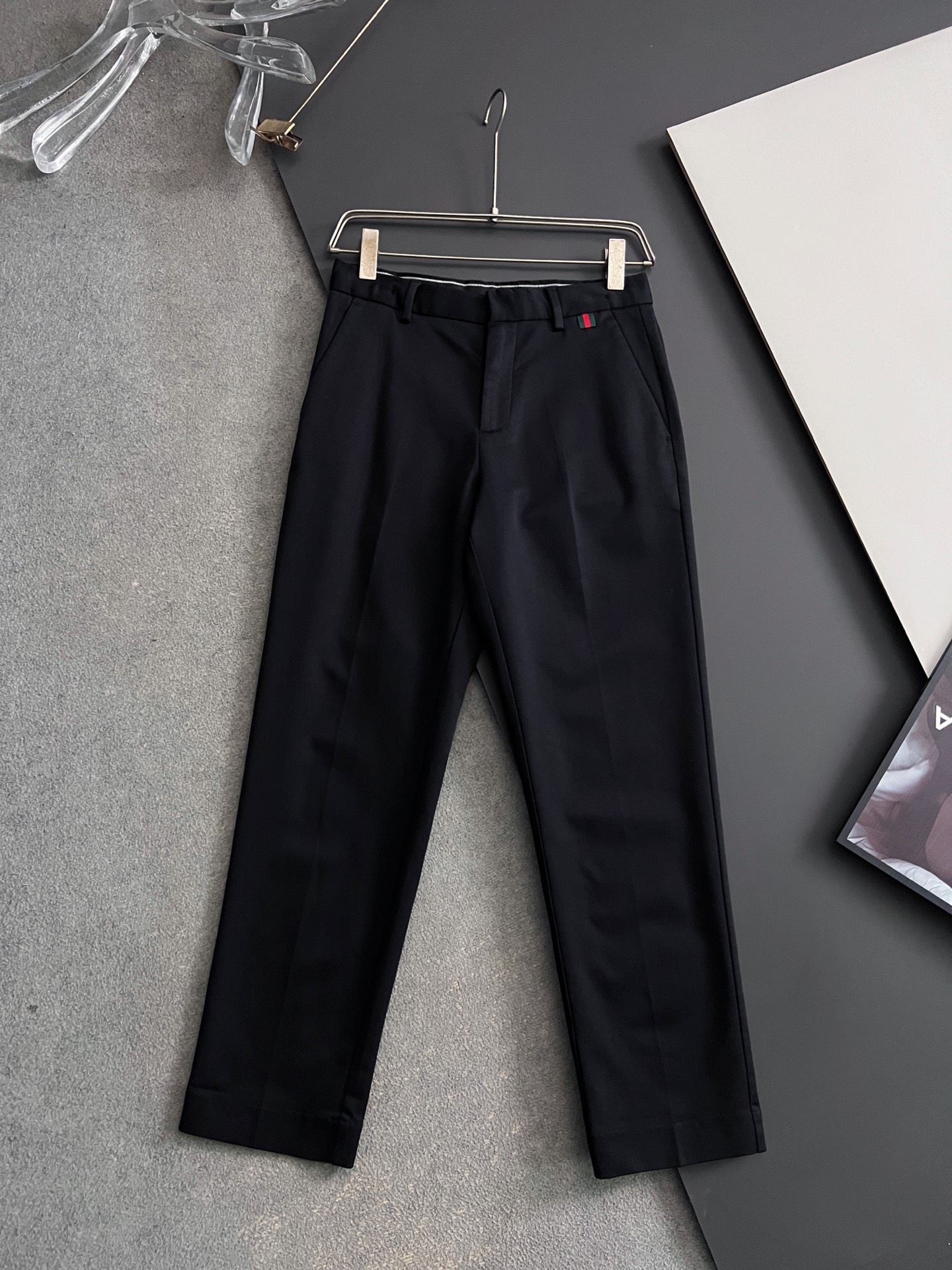 NO:691515,) Gucc*, the latest 2025 specially modified pure cotton men's casual trousers# This style is undoubtedly the most exquisite and advanced existence! A very elegant suit trousers, also a must-have versatile trousers for daily work and leisure. It is slim and straight-cut, wearing dazzling and fashionable to reduce age, walking between leisure and business, a perfect item! ! The high-end quality is evident everywhere, and the details show its sense of class. It has its own drape and light luxury luster, and the texture is invincible! ! A casual pants that is dominated by craftsmanship and fabrics. The whole body of accessories and fabrics are beyond imagination. The properties and specifications of the fabrics subvert the convention. The materials used are quite luxurious and sophisticated. The key lies in their own texture and comfort. The fabrics have excellent elasticity. There is no tightness on the upper body. The experience is excellent. It is wonderful and not easy to wrinkle. It has a recognizable classic logo and customized hardware accessories. The metal style of the custom molded and engraved brand letter buckle not only enriches the vision, but also greatly demonstrates the high-end sense of the brand. The details are well handled, and it is a high-quality pair of trousers! The tailoring is first-class, and the effect of lifting the hips and slimming is excellent. It can be matched with any top in the wardrobe. It has wide compatibility, suitable for business, commuting and leisure. It is satisfied with various daily wear. It has a full upper body shape and is invincible and versatile! A must-have pair of god-level trousers for those who want to control their quality! Size 30/31/32/33/34/36,,gucci,business suit,19860909） Gucc*、2025最新特定改制纯棉男士休闲西裤# 此款无疑是最精致最高级的存在!非常显气质的一款西装裤,也是日常工作休闲必备的百搭裤装,修身直筒版型裁剪,穿着亮眼时髦减龄,游走在休闲与商务之间,完美单品！！高端品质处处彰显,细节处展现其档次感,自带垂坠度和淡奢光泽,质感堪称无敌！！以工艺和面料为主导的一款休闲裤,通体的辅料、面料之高级超乎想象,面料之属性及规格颠覆常规,用料相当奢华考究,关键在于本身的质感以及舒适度,面料自带优越的弹力,上身毫无紧绷感,体验感极好,妙不可言,不易打皱,辦识度的经典标识,客供定制五金配件 定制开模刻字品牌字母扣金属样式,在丰富视觉的同时也极大彰显了品牌的高级感,细节处理相当到位,含金量十足的一款神裤！ 版型剪裁一流,提臀修身显瘦效果极佳,可横扫衣橱任何的上装搭配,兼容性广泛,商务通勤休闲兼备,满足于日常各种穿搭,上身型款十足,无敌的万能百搭！品相控必入的一款神级裤王 ！ 尺码30/31/32/33/34/36,,gucci,business suit,,Men's clothing