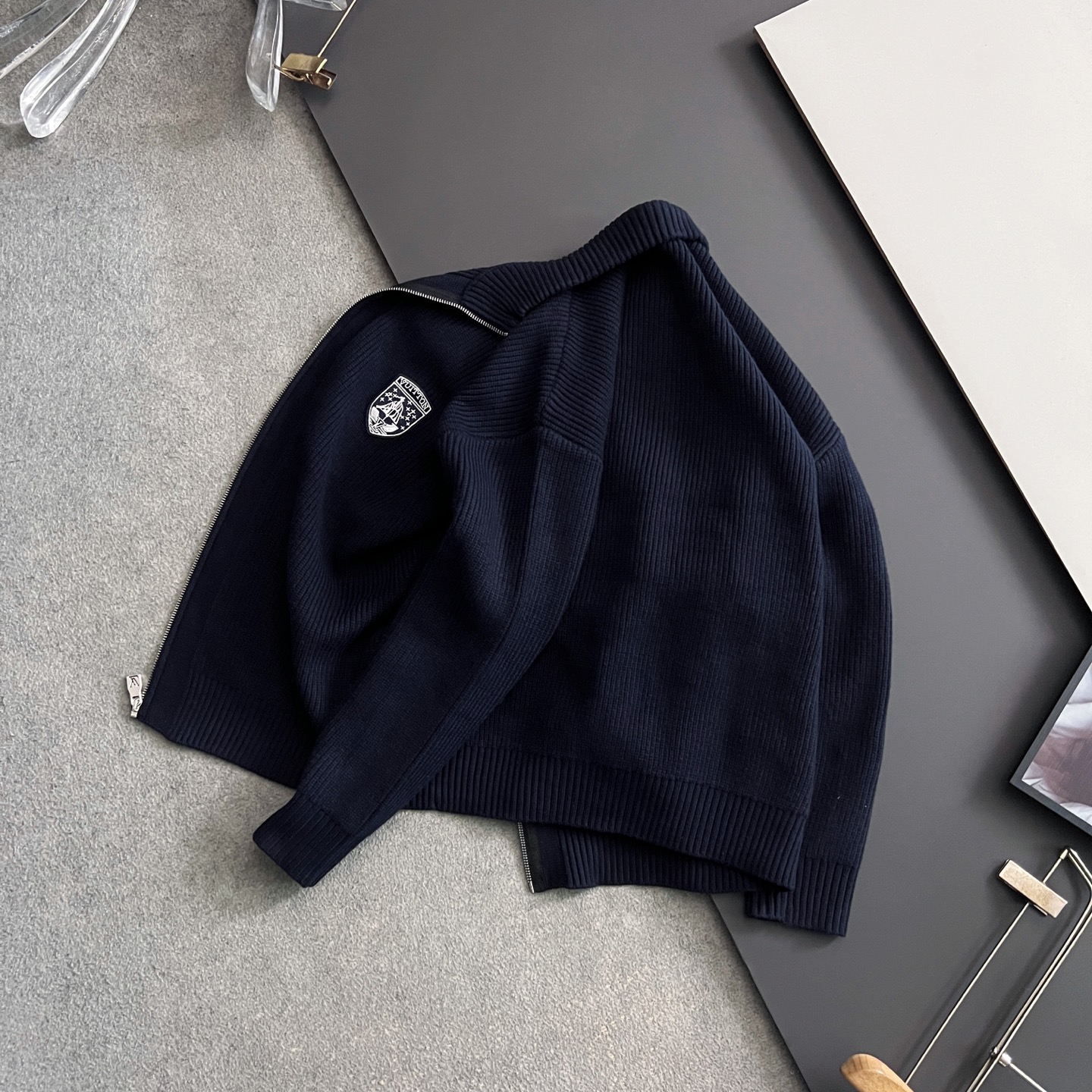 NO:691520,) 1V.2026Fw new early spring new high-weight knitted wool cardigan for men and women, color matching logo stripe design!  Crochet logo stripe decoration, classic color crochet design!  This sweater is made of imported knitted wool!  The fabric feels thick and has a certain sense of weight. It has a soft and dense terry texture. It is breathable and skin-friendly and comfortable to wear. The color is beautiful, eye-catching and fashionable. The unique pattern will definitely make you stand out in the crowd!  Casual cut design!  The upper body effect reduces age and is versatile. Sizes M-3XL,,sweaters,19860909）1V.2026Fw早春新款男女同款高克重针织羊毛开衫,配色标识条纹工艺设计！钩织标识条纹修饰,设计经典配色钩织设计！此款毛衣甄选客供进口针织羊毛材质！面料手感偏厚实,有一定的自重感,柔软绵密的毛圈肌理,贴身穿着透气亲肤舒适,色彩靓丽、吸睛时髦度爆棚,与众不同的图案绝对可以让你在人群中出彩万分！休闲版型裁剪设计！上身效果减龄又百搭. 尺码M-3XL,,sweaters,,Men's clothing