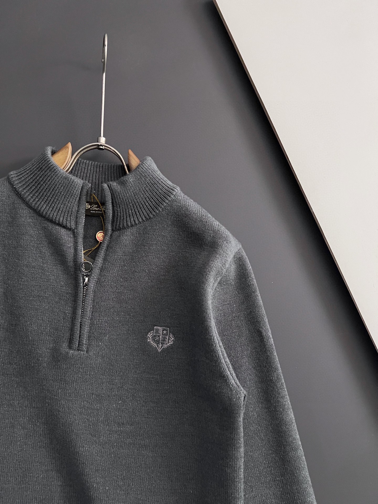 🌾lP🆕🌟秋冬新款男女同款高克重针织羊毛开衫，配色标识条纹工艺设计！钩织标识条纹修饰，设计经典配色钩织设