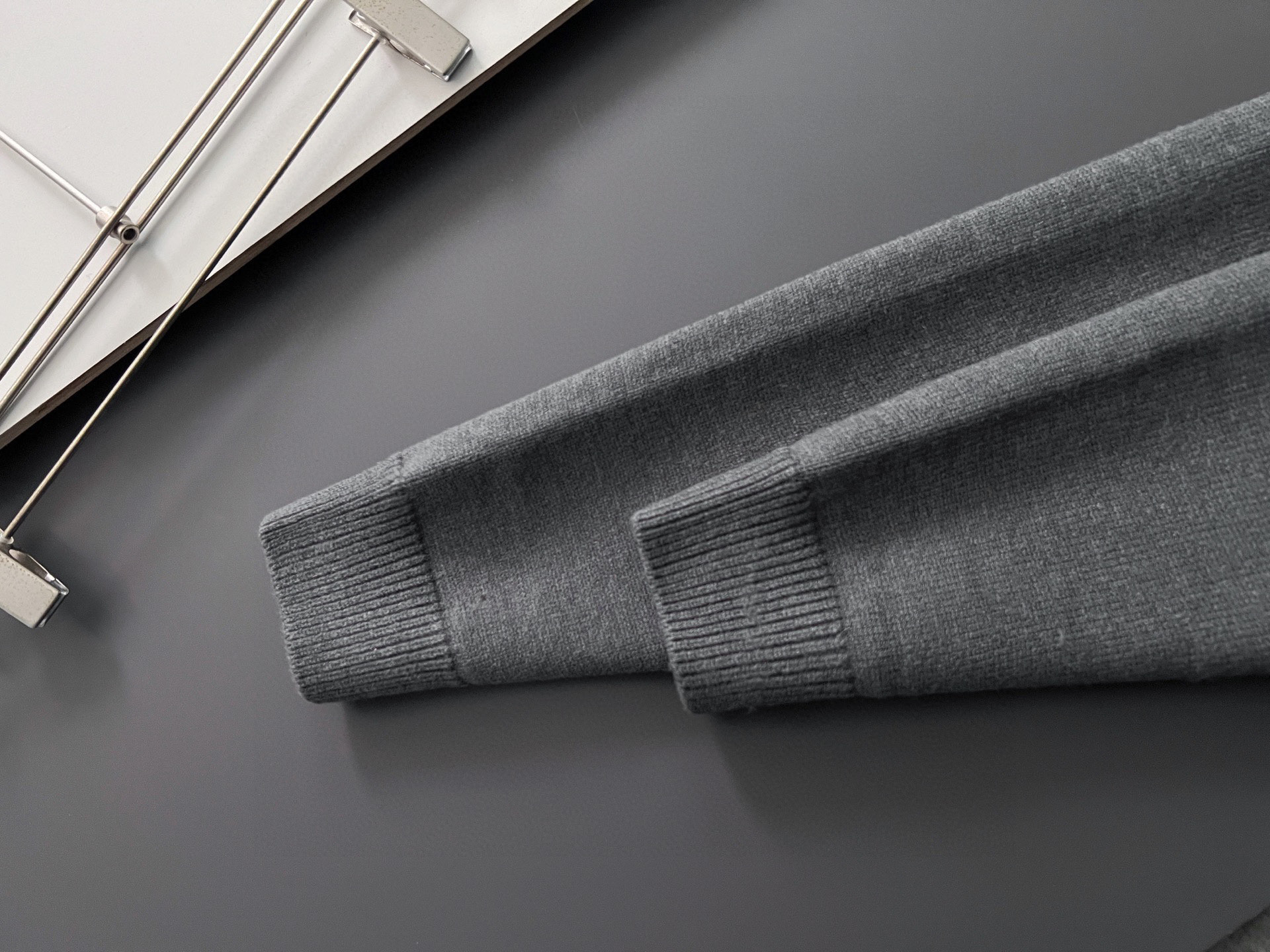 🌾lP🆕🌟秋冬新款男女同款高克重针织羊毛开衫，配色标识条纹工艺设计！钩织标识条纹修饰，设计经典配色钩织设