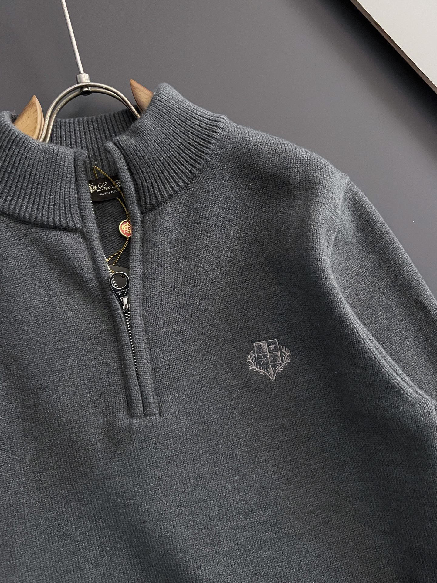 🌾lP🆕🌟秋冬新款男女同款高克重针织羊毛开衫，配色标识条纹工艺设计！钩织标识条纹修饰，设计经典配色钩织设