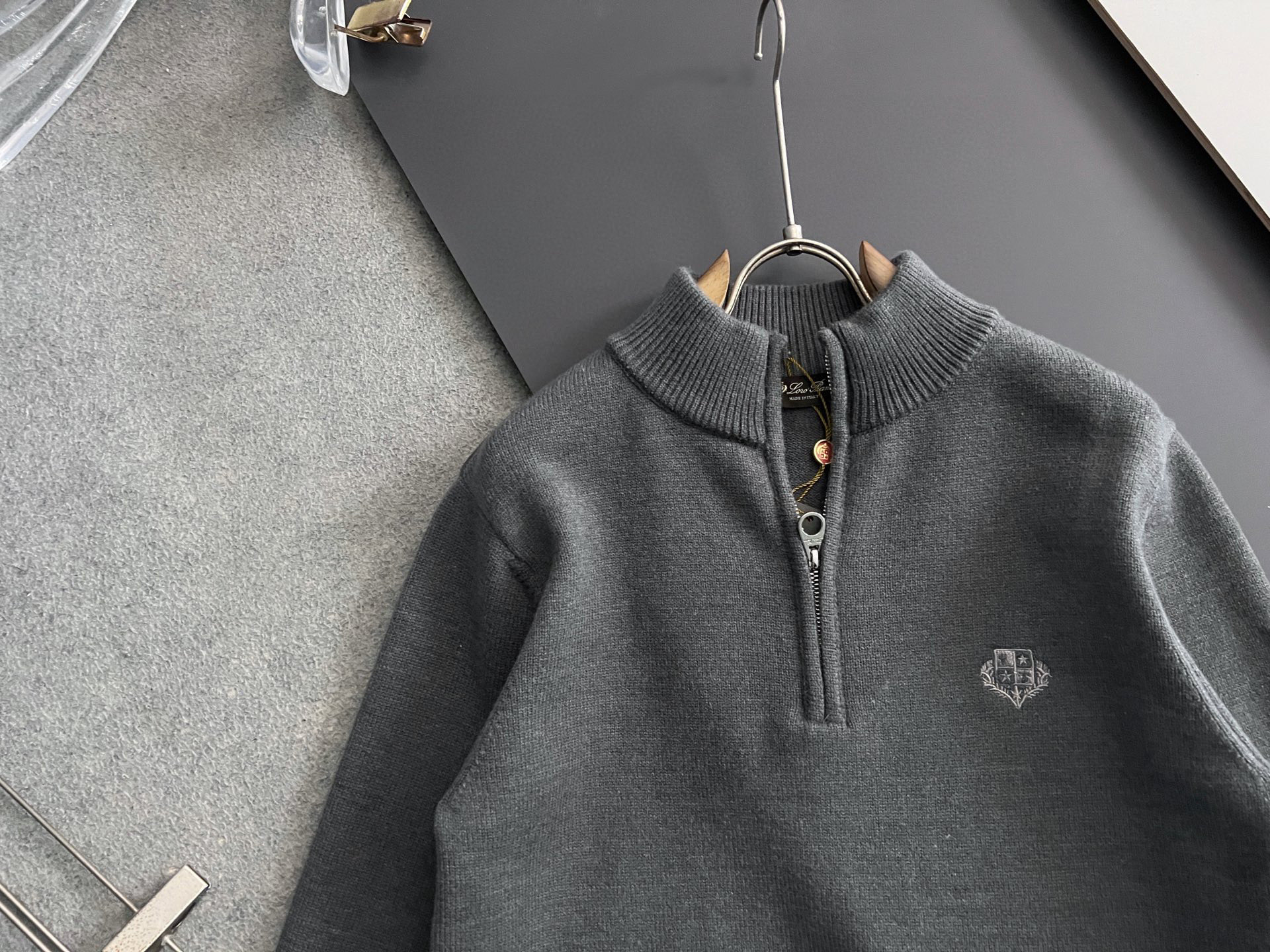 🌾lP🆕🌟秋冬新款男女同款高克重针织羊毛开衫，配色标识条纹工艺设计！钩织标识条纹修饰，设计经典配色钩织设