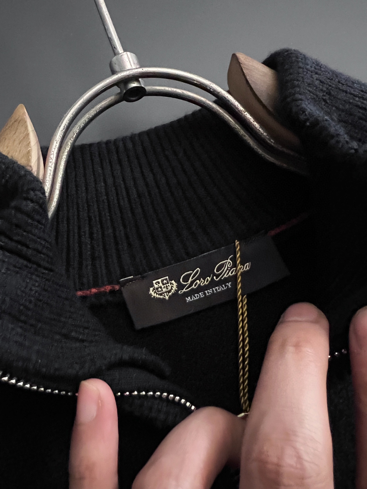 🌾lP🆕🌟秋冬新款男女同款高克重针织羊毛开衫，配色标识条纹工艺设计！钩织标识条纹修饰，设计经典配色钩织设