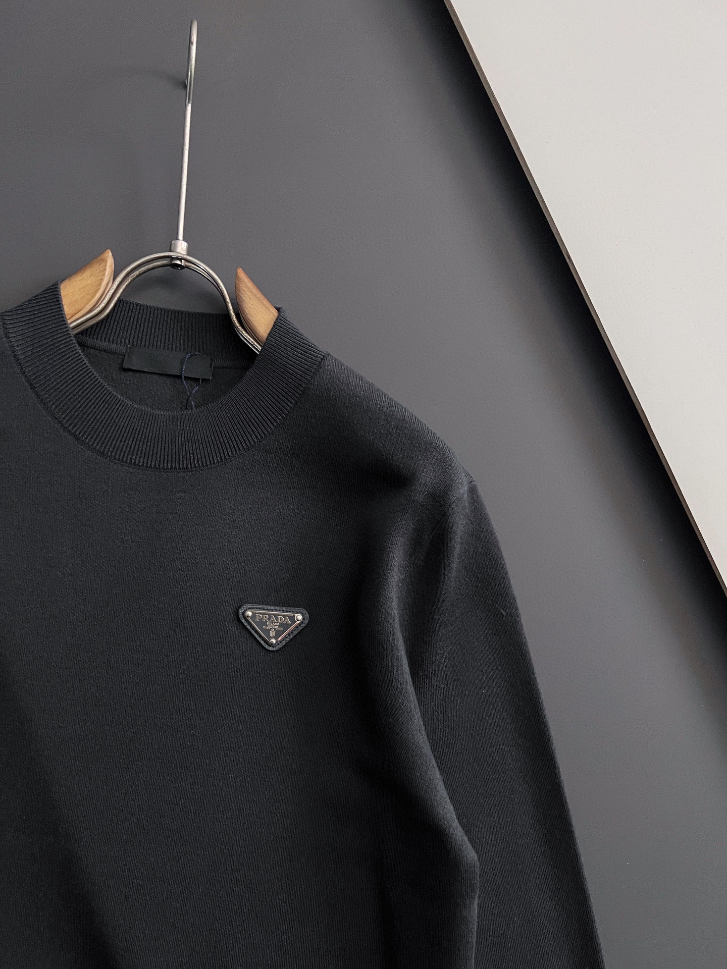 🌾Prad*🌟25最爆打底衫款3羊毛高密针织毛衣，天丝羊毛贴身亲肤触感一点也不会扎身，袖中口补丁修饰，中