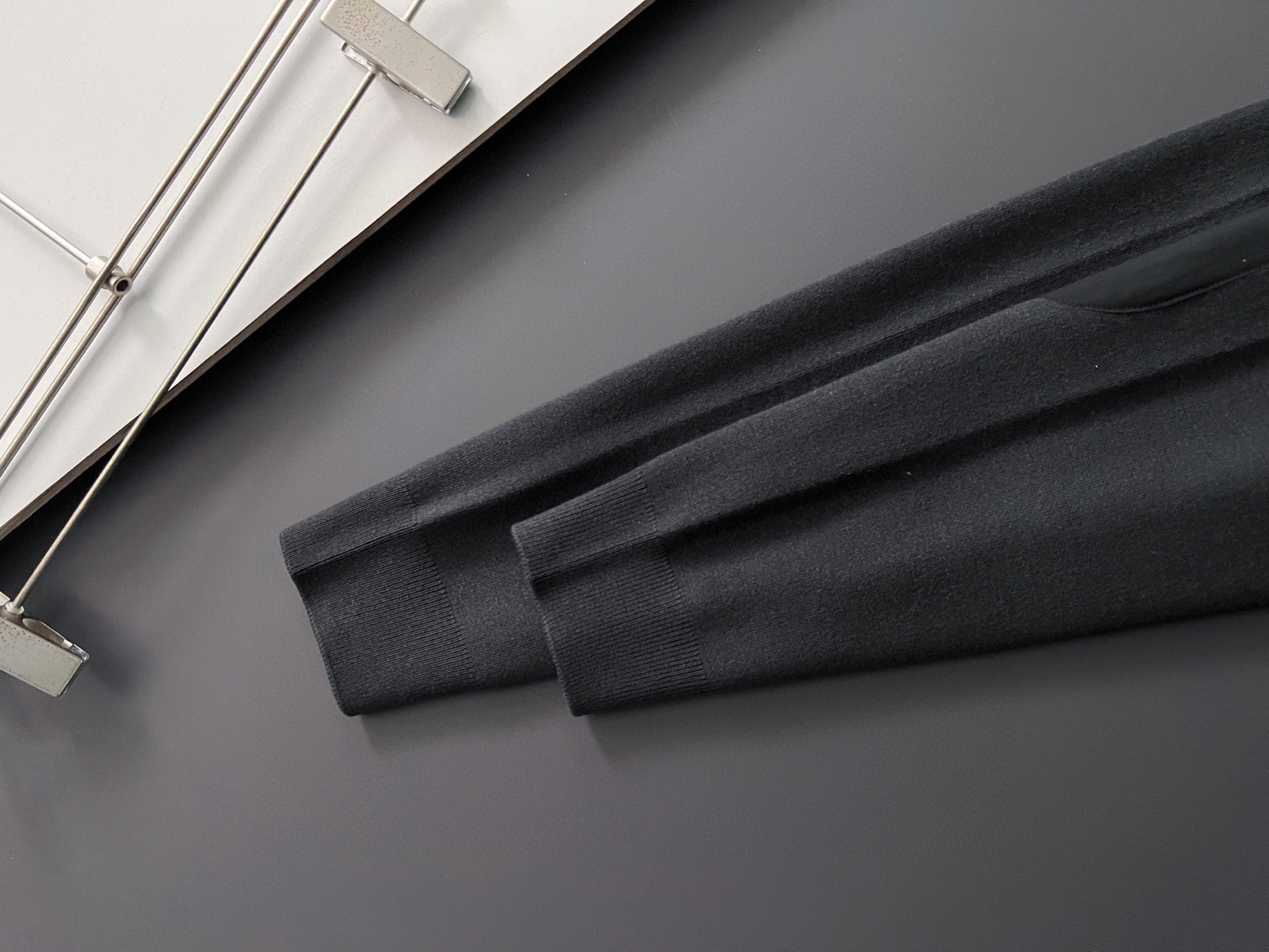 🌾Prad*🌟25最爆打底衫款3羊毛高密针织毛衣，天丝羊毛贴身亲肤触感一点也不会扎身，袖中口补丁修饰，中