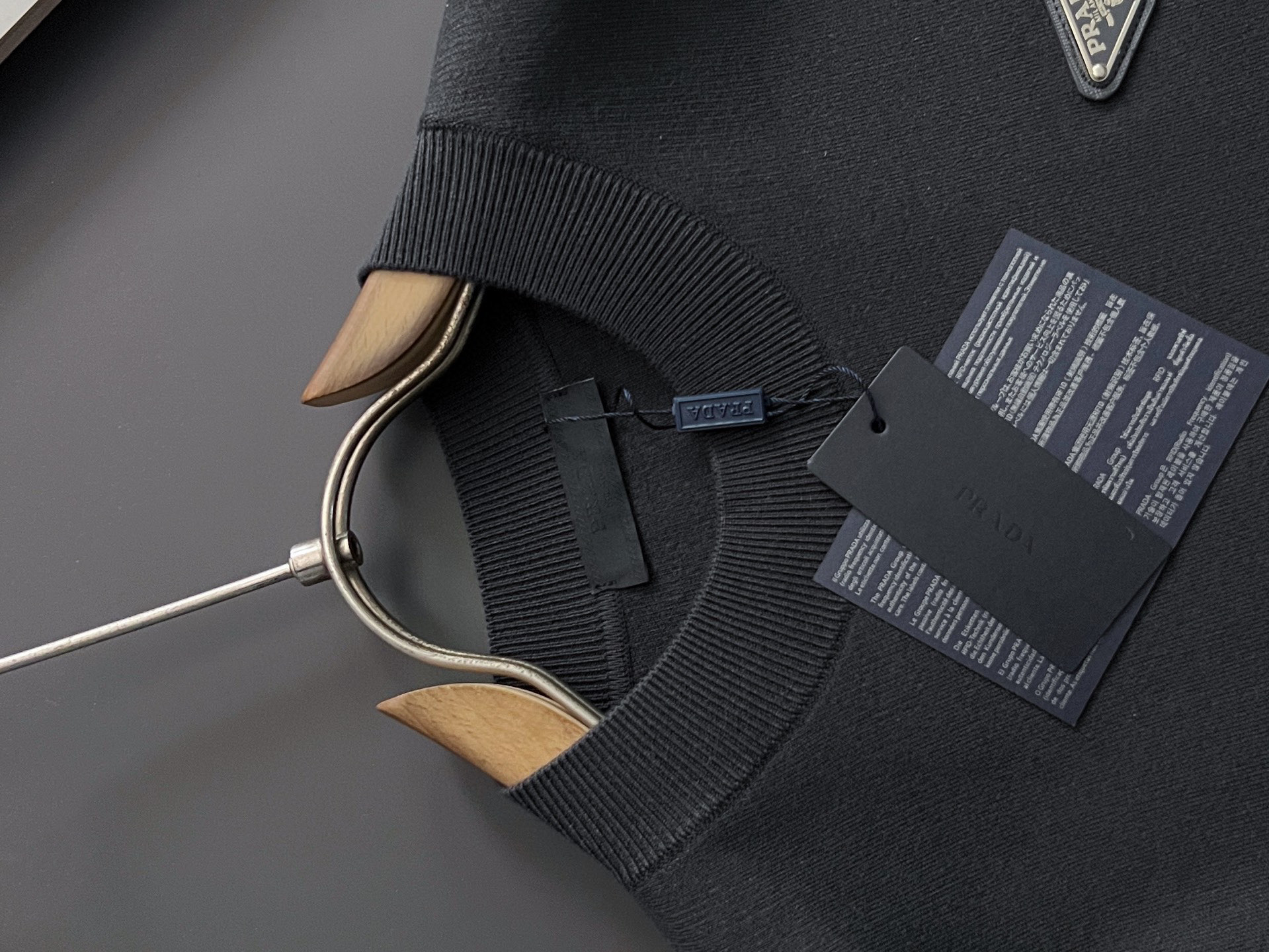 🌾Prad*🌟25最爆打底衫款3羊毛高密针织毛衣，天丝羊毛贴身亲肤触感一点也不会扎身，袖中口补丁修饰，中