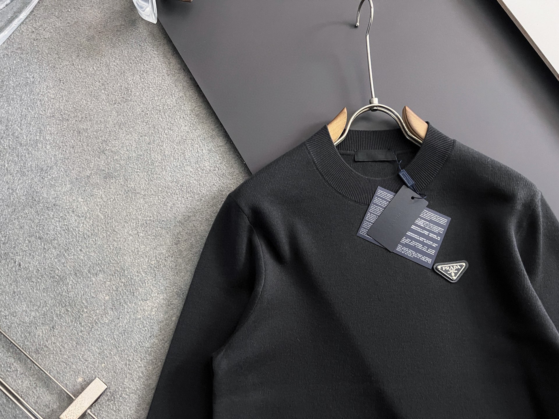 🌾Prad*🌟25最爆打底衫款3羊毛高密针织毛衣，天丝羊毛贴身亲肤触感一点也不会扎身，袖中口补丁修饰，中