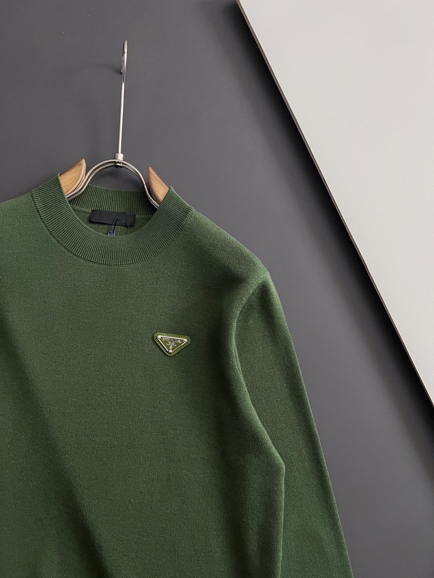 🌾Prad*🌟25最爆打底衫款3羊毛高密针织毛衣，天丝羊毛贴身亲肤触感一点也不会扎身，袖中口补丁修饰，中