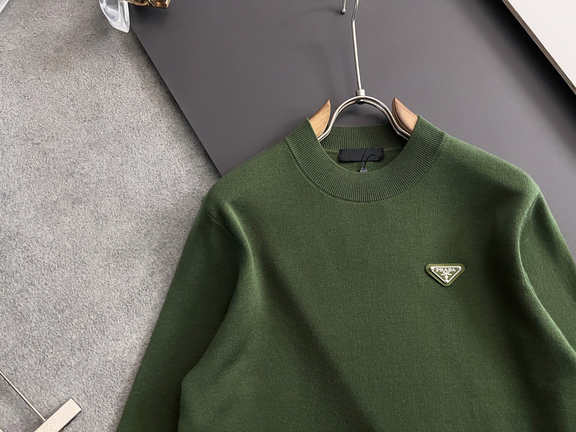 🌾Prad*🌟25最爆打底衫款3羊毛高密针织毛衣，天丝羊毛贴身亲肤触感一点也不会扎身，袖中口补丁修饰，中
