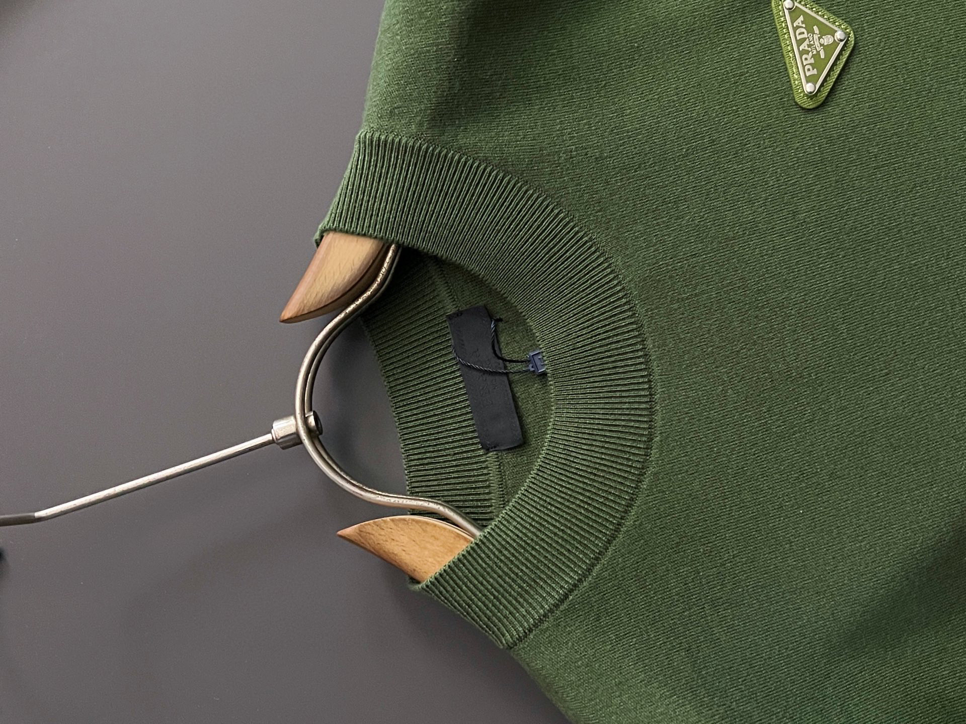 🌾Prad*🌟25最爆打底衫款3羊毛高密针织毛衣，天丝羊毛贴身亲肤触感一点也不会扎身，袖中口补丁修饰，中