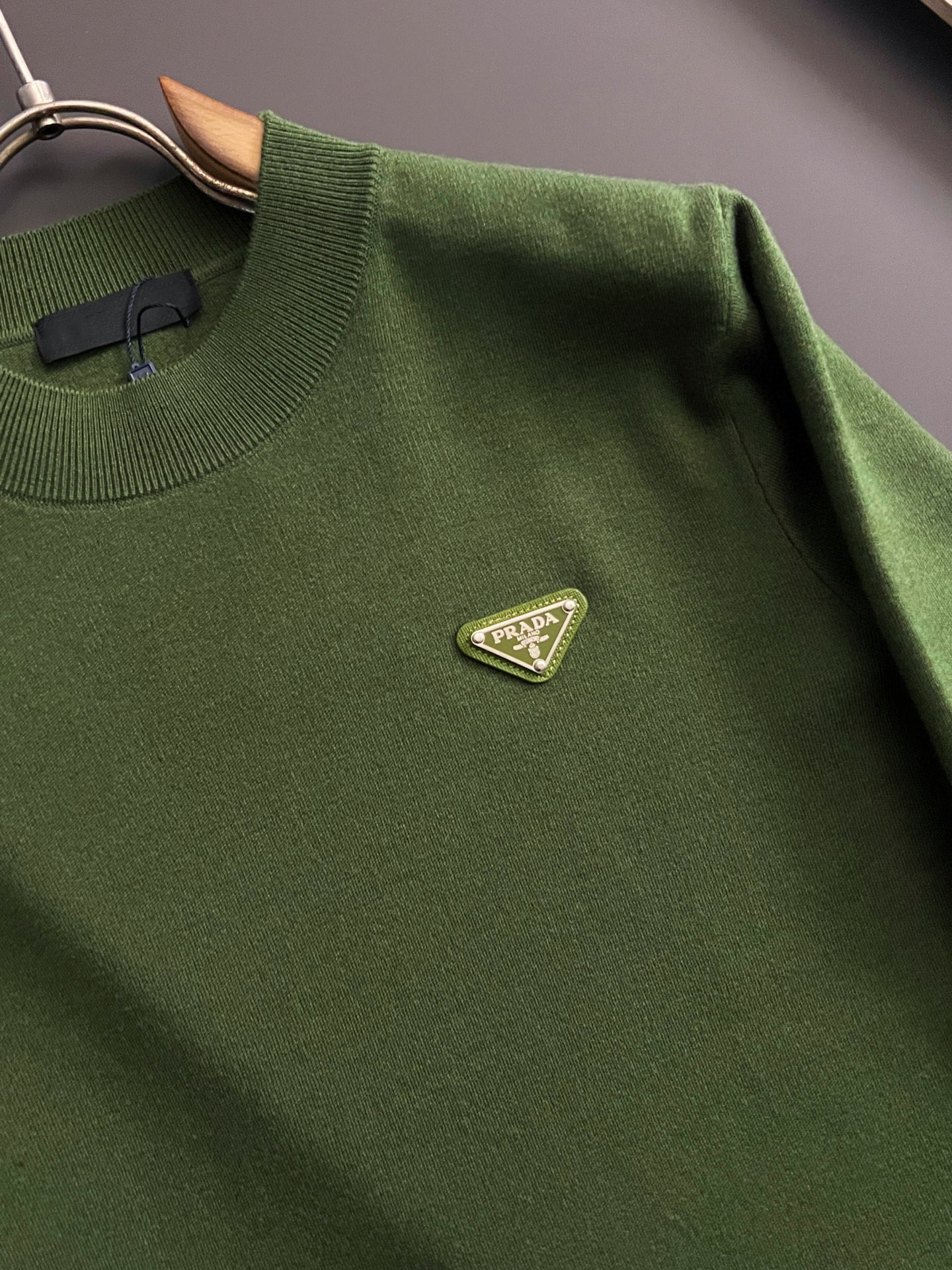 🌾Prad*🌟25最爆打底衫款3羊毛高密针织毛衣，天丝羊毛贴身亲肤触感一点也不会扎身，袖中口补丁修饰，中