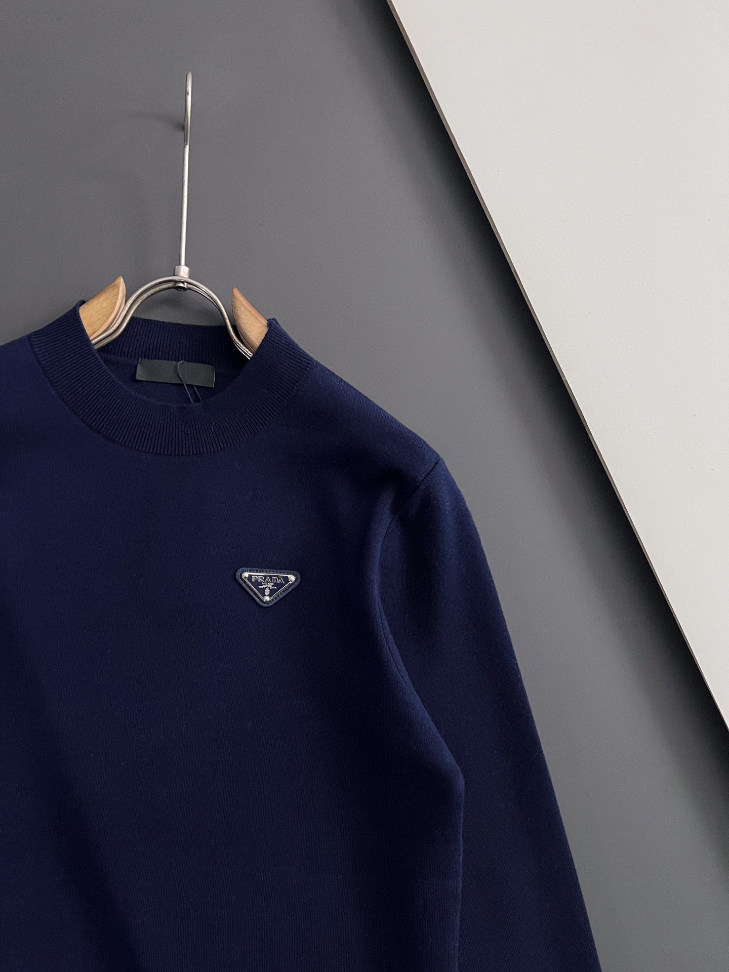 🌾Prad*🌟25最爆打底衫款3羊毛高密针织毛衣，天丝羊毛贴身亲肤触感一点也不会扎身，袖中口补丁修饰，中