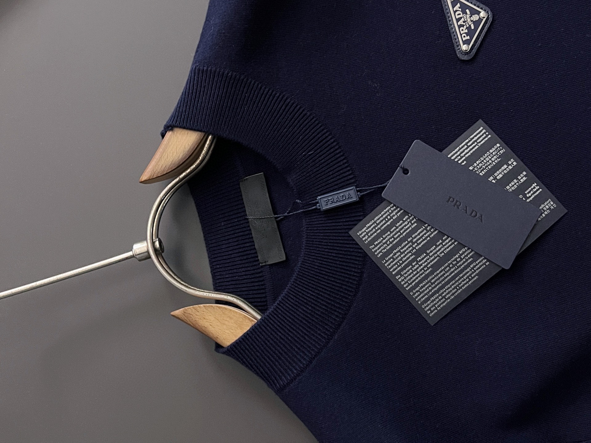 🌾Prad*🌟25最爆打底衫款3羊毛高密针织毛衣，天丝羊毛贴身亲肤触感一点也不会扎身，袖中口补丁修饰，中