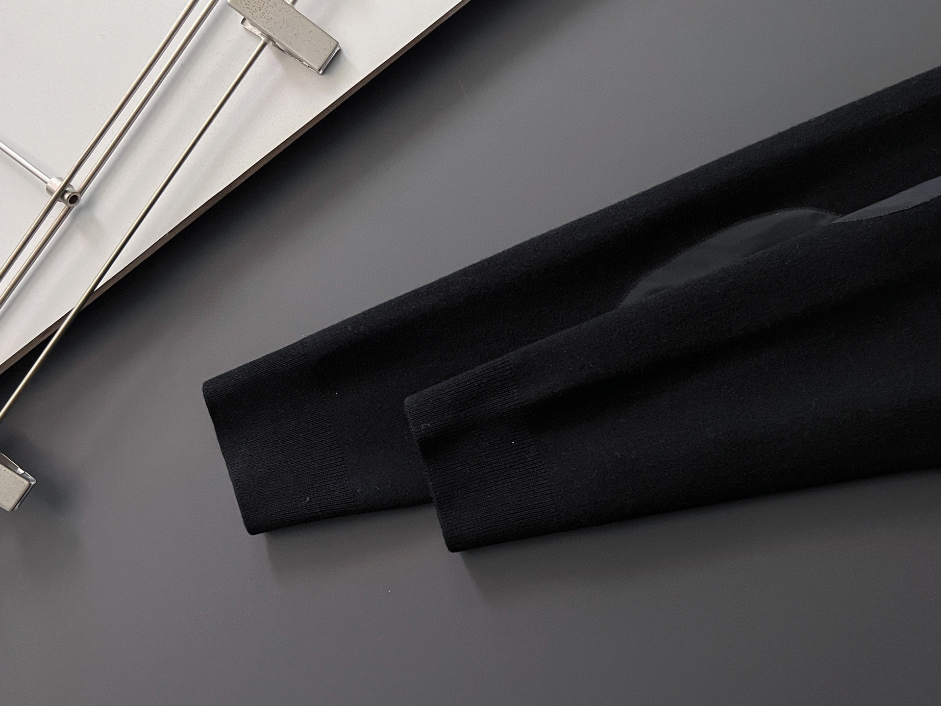 🌾Prad*🌟25最爆打底衫款3羊毛高密针织毛衣，天丝羊毛贴身亲肤触感一点也不会扎身，袖中口补丁修饰，中