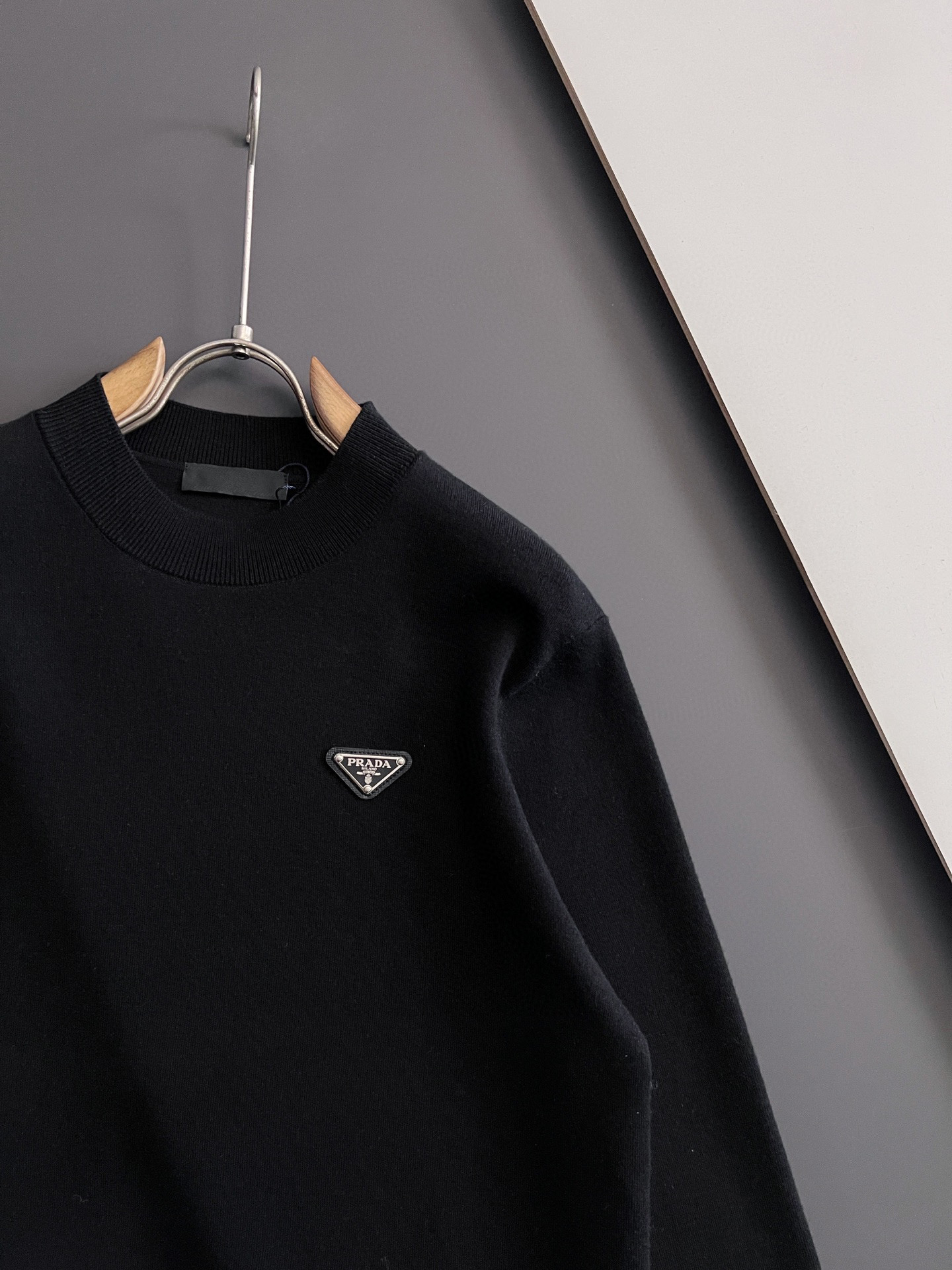 🌾Prad*🌟25最爆打底衫款3羊毛高密针织毛衣，天丝羊毛贴身亲肤触感一点也不会扎身，袖中口补丁修饰，中