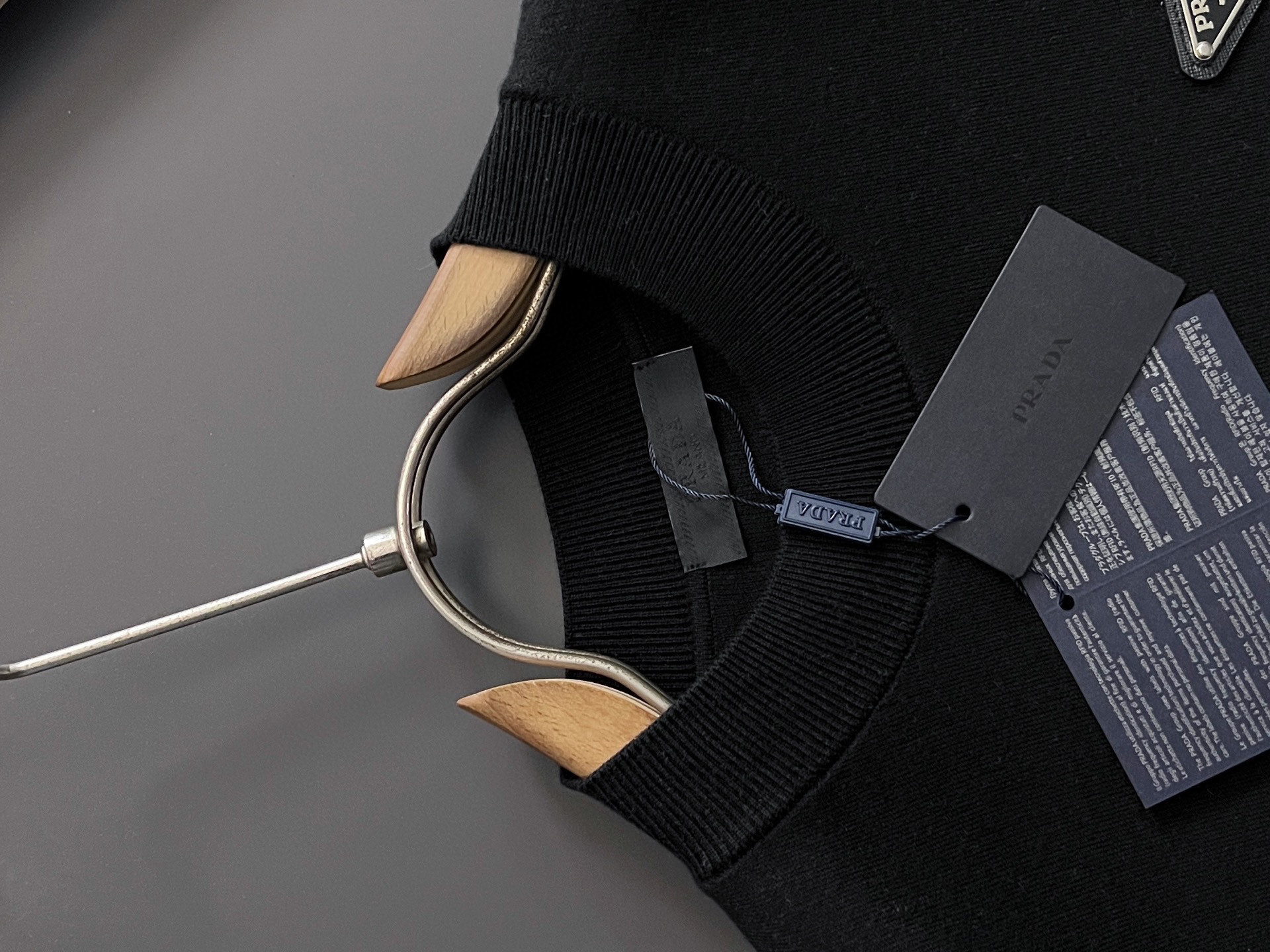 🌾Prad*🌟25最爆打底衫款3羊毛高密针织毛衣，天丝羊毛贴身亲肤触感一点也不会扎身，袖中口补丁修饰，中