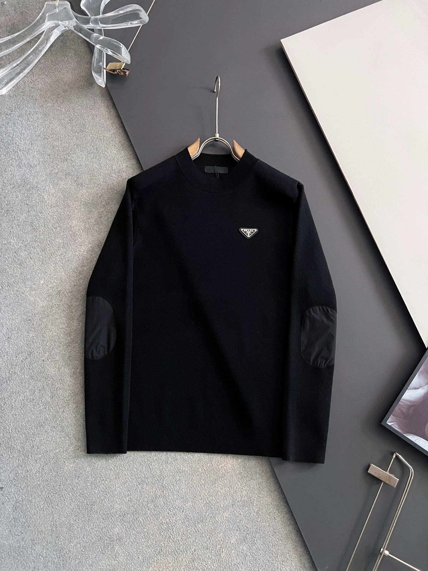 🌾Prad*🌟25最爆打底衫款3羊毛高密针织毛衣，天丝羊毛贴身亲肤触感一点也不会扎身，袖中口补丁修饰，中