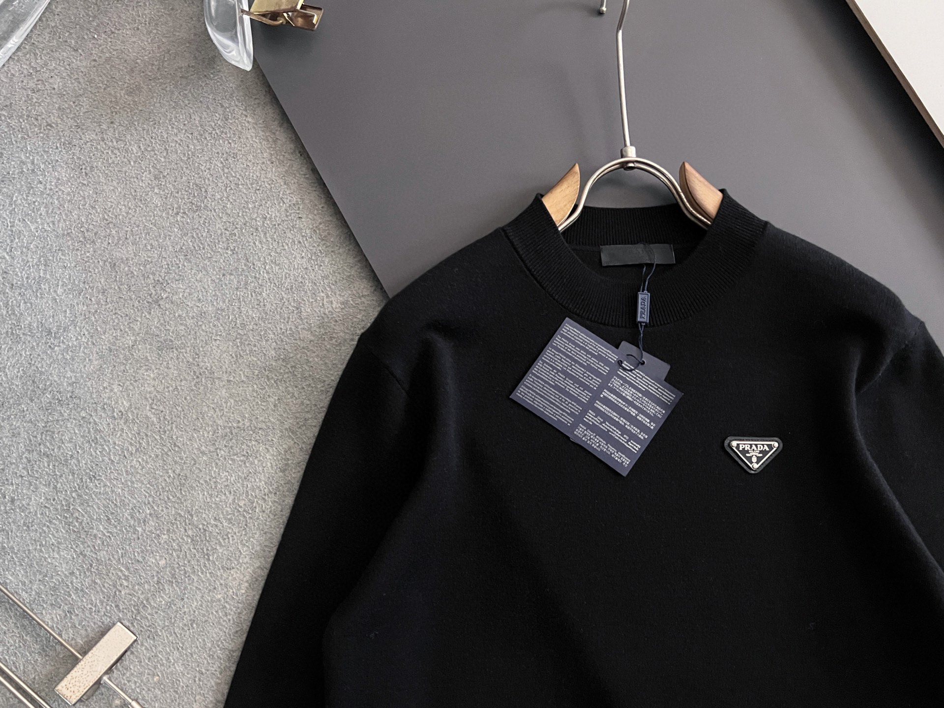 🌾Prad*🌟25最爆打底衫款3羊毛高密针织毛衣，天丝羊毛贴身亲肤触感一点也不会扎身，袖中口补丁修饰，中