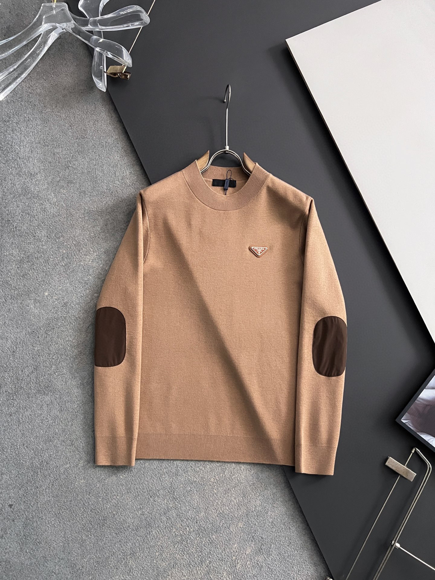 🌾Prad*🌟25最爆打底衫款3羊毛高密针织毛衣，天丝羊毛贴身亲肤触感一点也不会扎身，袖中口补丁修饰，中