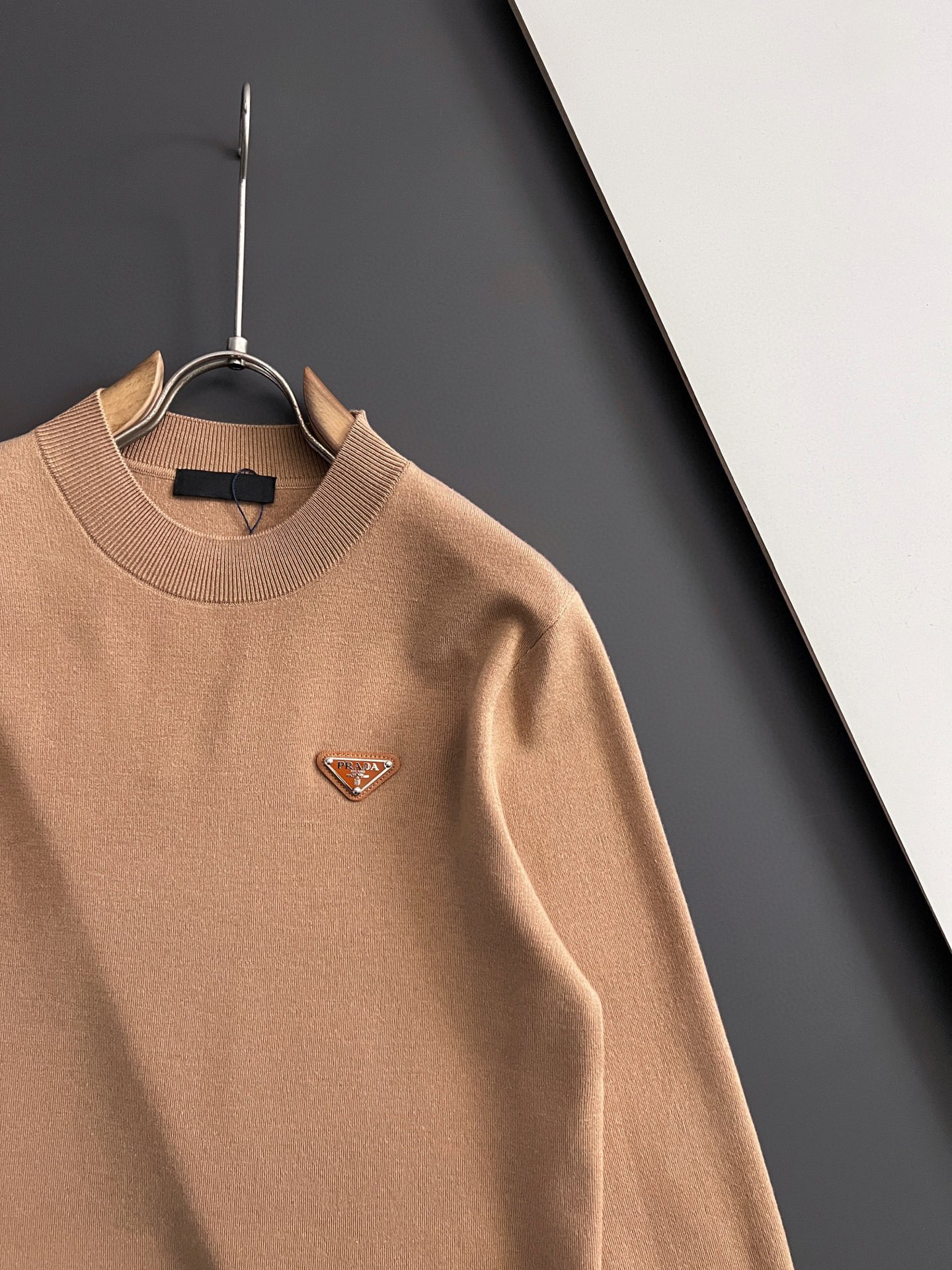 🌾Prad*🌟25最爆打底衫款3羊毛高密针织毛衣，天丝羊毛贴身亲肤触感一点也不会扎身，袖中口补丁修饰，中