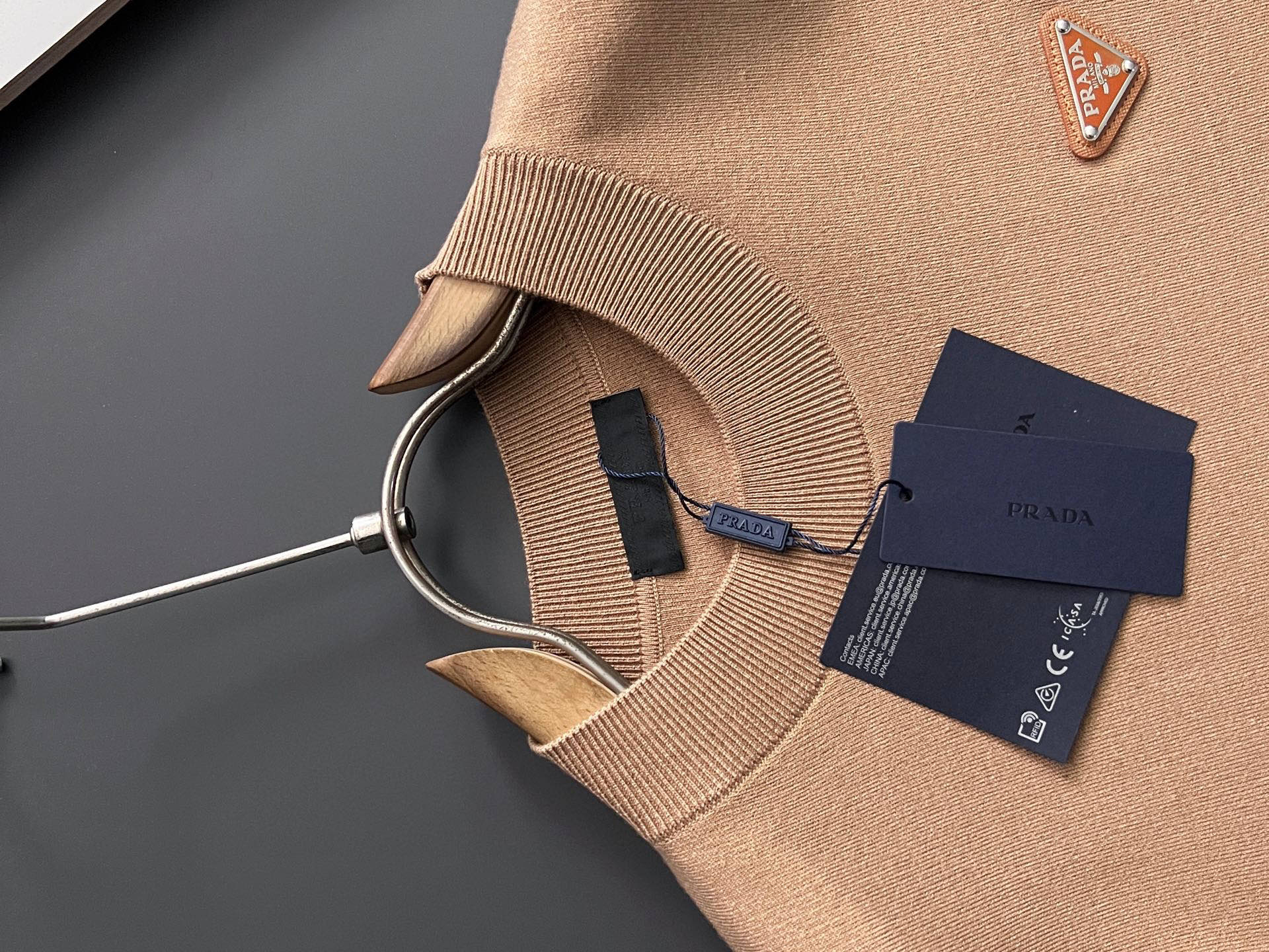 🌾Prad*🌟25最爆打底衫款3羊毛高密针织毛衣，天丝羊毛贴身亲肤触感一点也不会扎身，袖中口补丁修饰，中