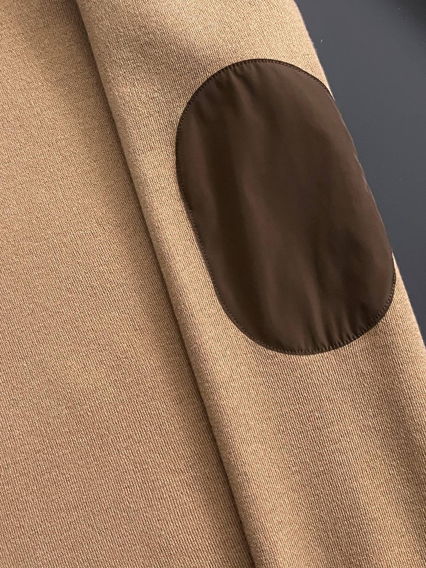 🌾Prad*🌟25最爆打底衫款3羊毛高密针织毛衣，天丝羊毛贴身亲肤触感一点也不会扎身，袖中口补丁修饰，中