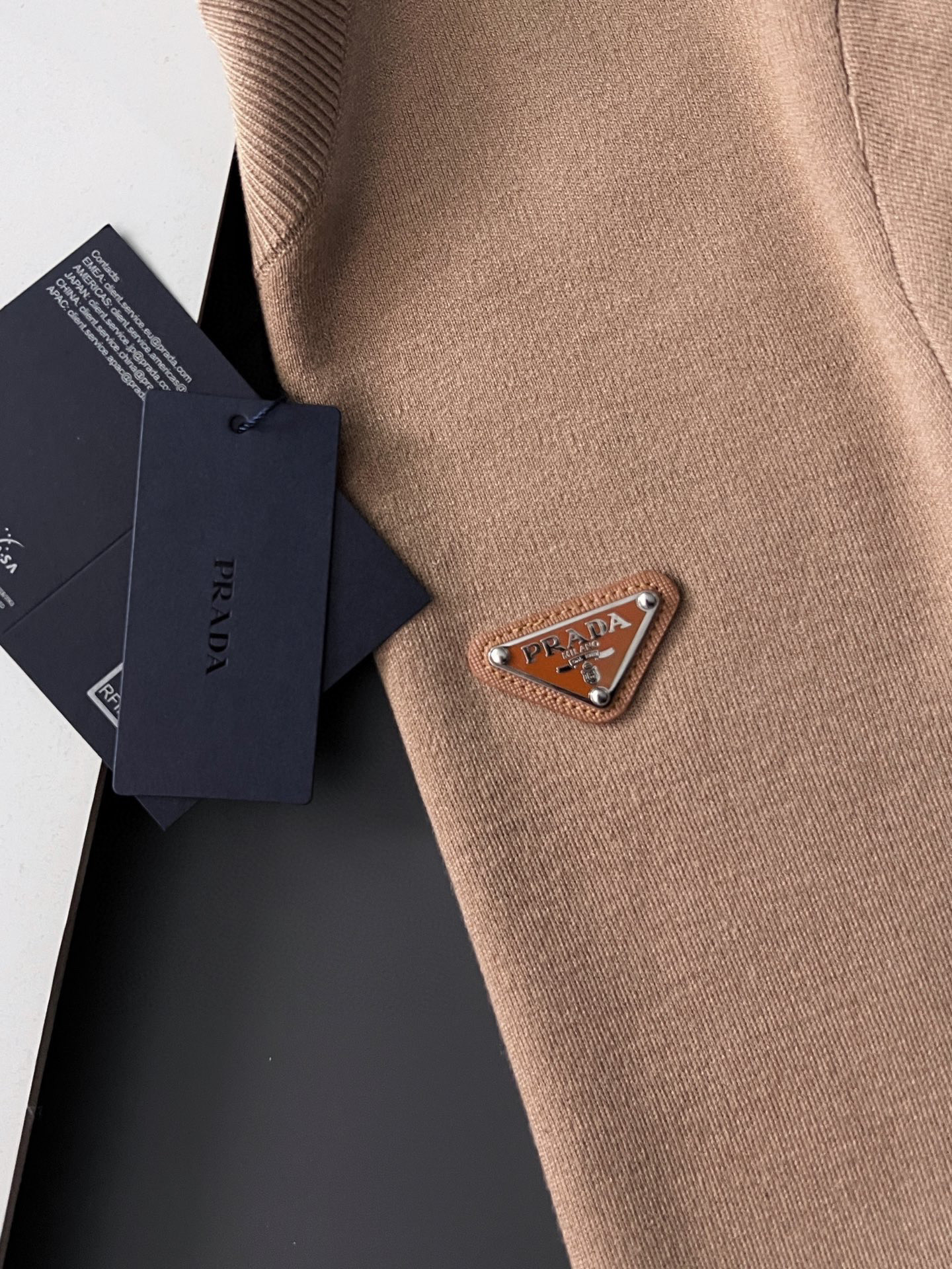 🌾Prad*🌟25最爆打底衫款3羊毛高密针织毛衣，天丝羊毛贴身亲肤触感一点也不会扎身，袖中口补丁修饰，中