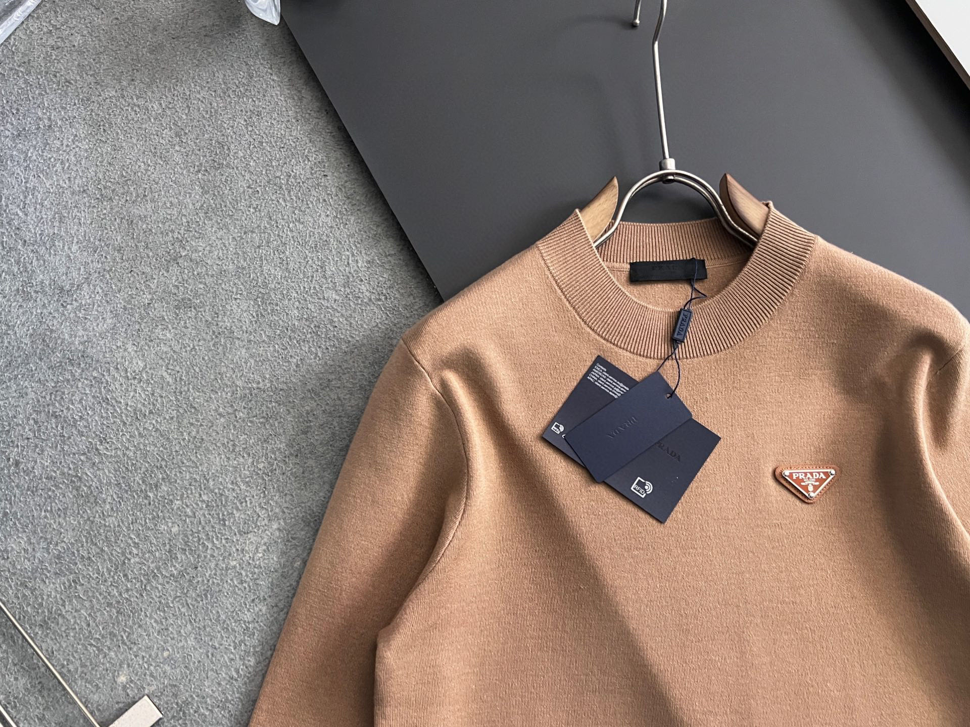 🌾Prad*🌟25最爆打底衫款3羊毛高密针织毛衣，天丝羊毛贴身亲肤触感一点也不会扎身，袖中口补丁修饰，中