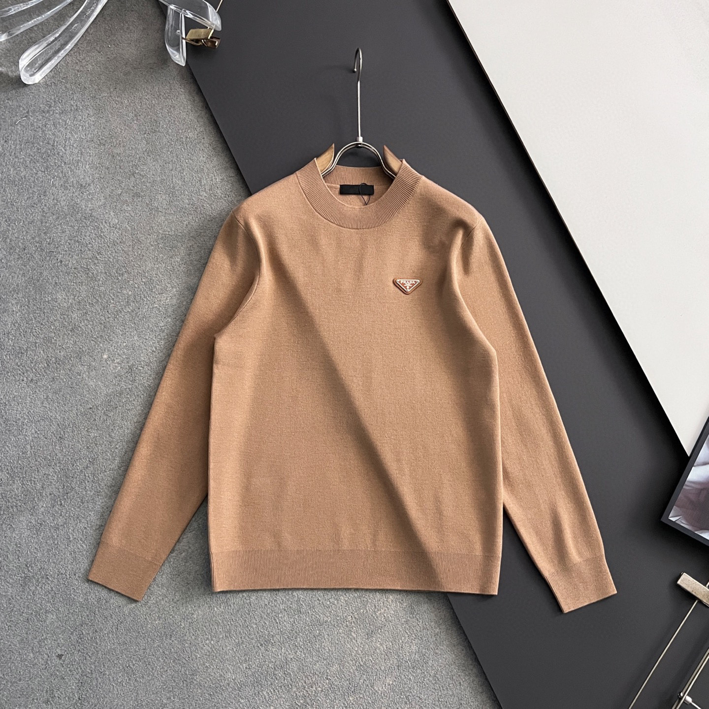 🌾Prad*🌟25最爆打底衫款3羊毛高密针织毛衣，天丝羊毛贴身亲肤触感一点也不会扎身，袖中口补丁修饰，中