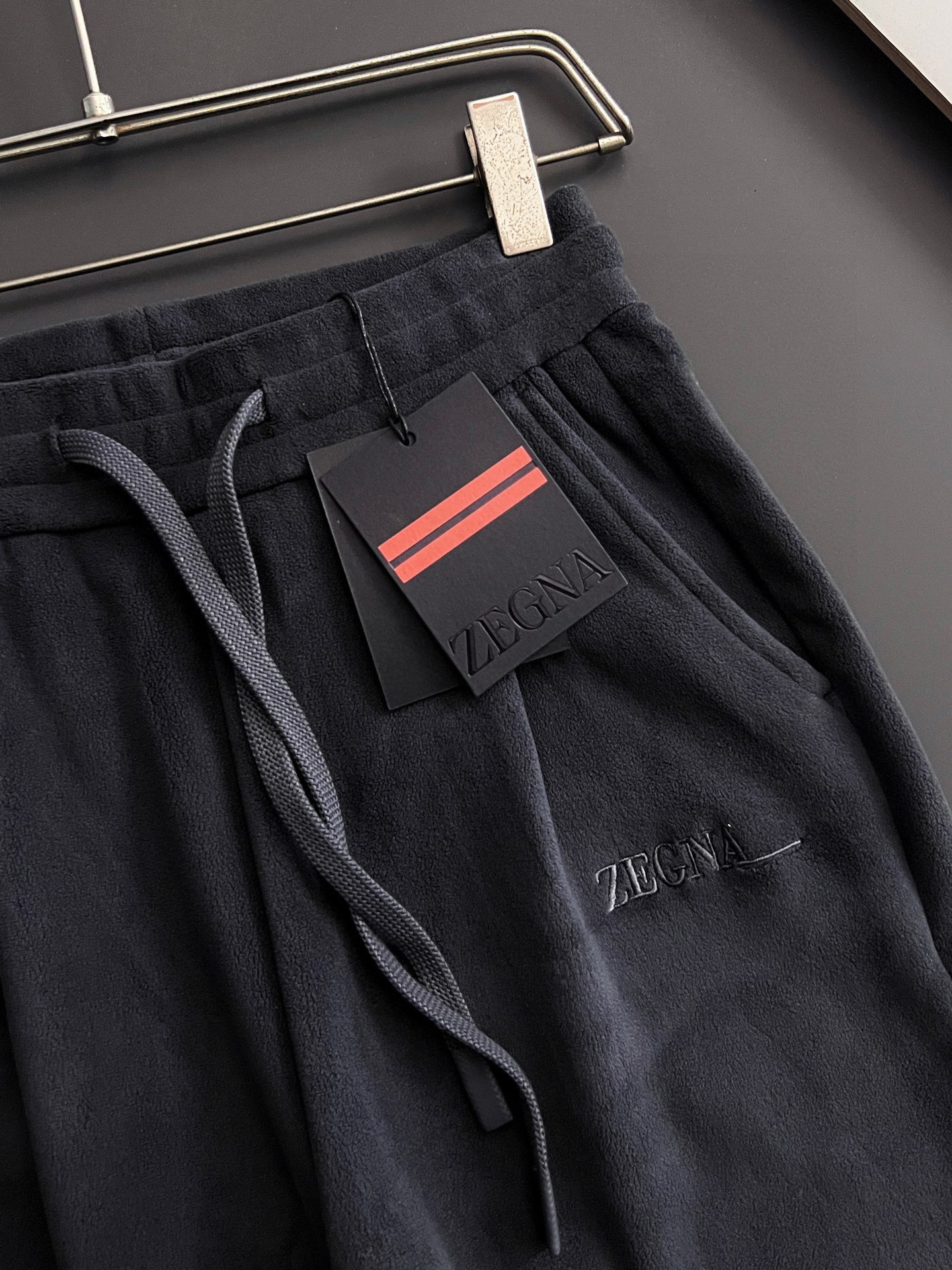 Zegn*新款休闲卫裤# 舒柔双面绒钻石绒加厚面料，一件都能抵御严寒雨雪的侵袭。弹力收腰抽绳，阔腿设计，