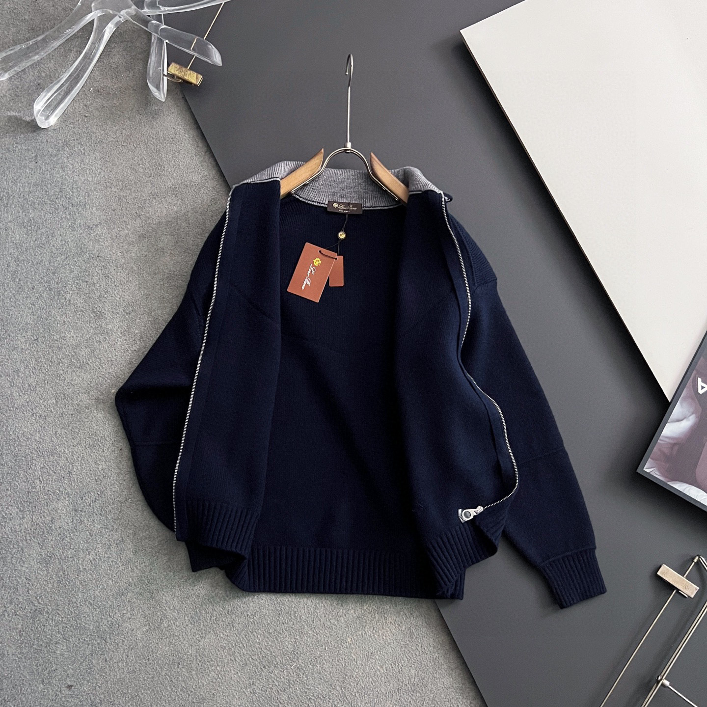 ）翻单出货Loro piana🌟爆品明星款休闲风秋冬高克重针织羊毛衫，配色标识条纹工艺设计！钩织标识条纹