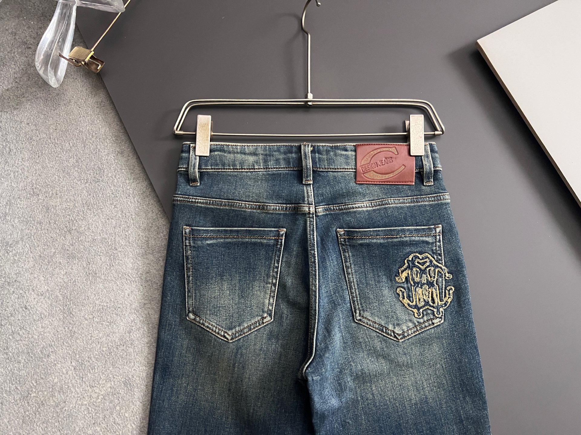 ）Cava*、26Ss重工水洗休闲牛仔裤，进口原版水洗弹力面料，舒适有弹性，独特设计，版型超正，舒适透气