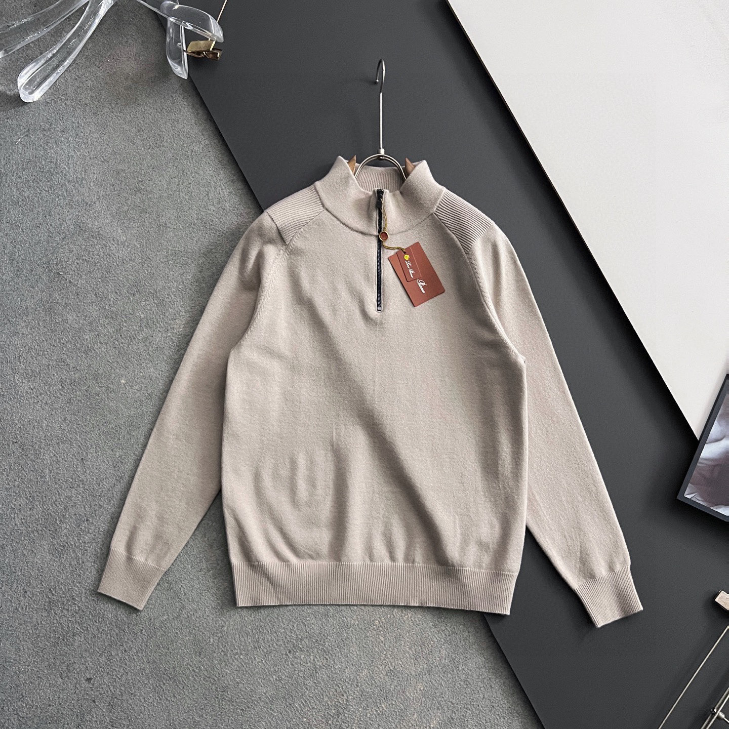 ）Loro Piana🌟新款6羊毛半拉链衫，配色标识条纹工艺设计！钩织标识条纹修饰，设计经典配色钩织设计