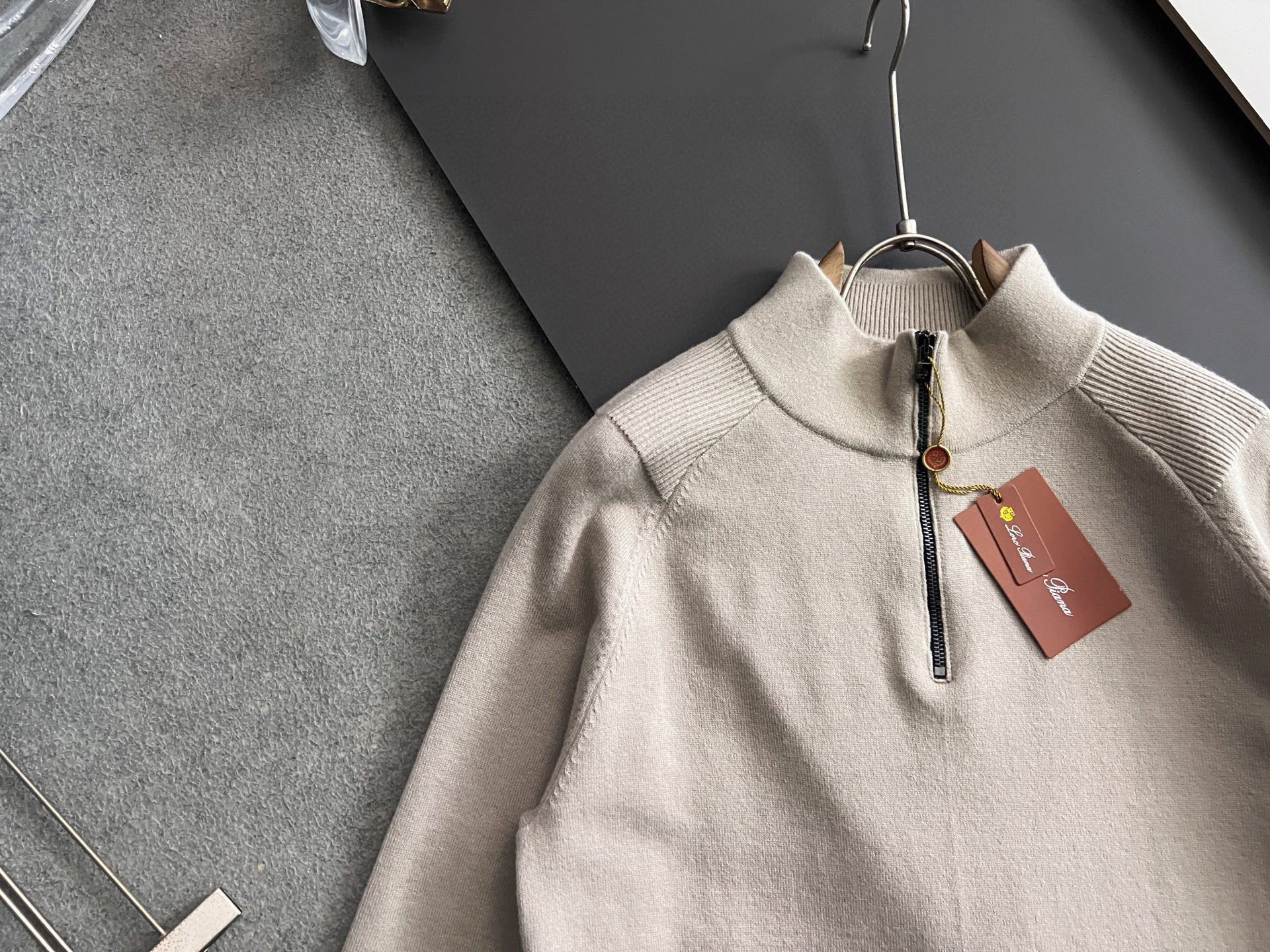 ）Loro Piana🌟新款6羊毛半拉链衫，配色标识条纹工艺设计！钩织标识条纹修饰，设计经典配色钩织设计