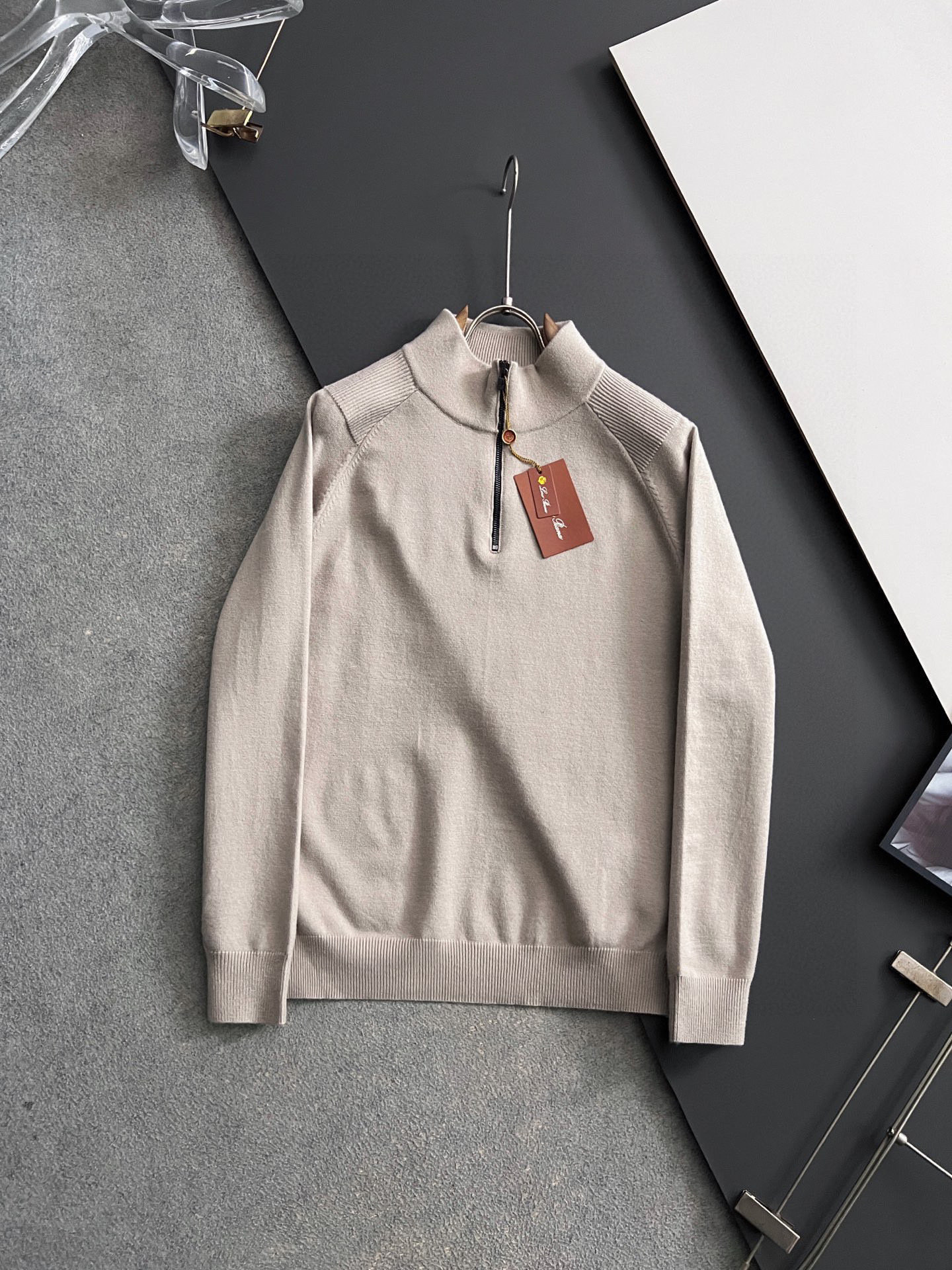 ）Loro Piana🌟新款6羊毛半拉链衫，配色标识条纹工艺设计！钩织标识条纹修饰，设计经典配色钩织设计