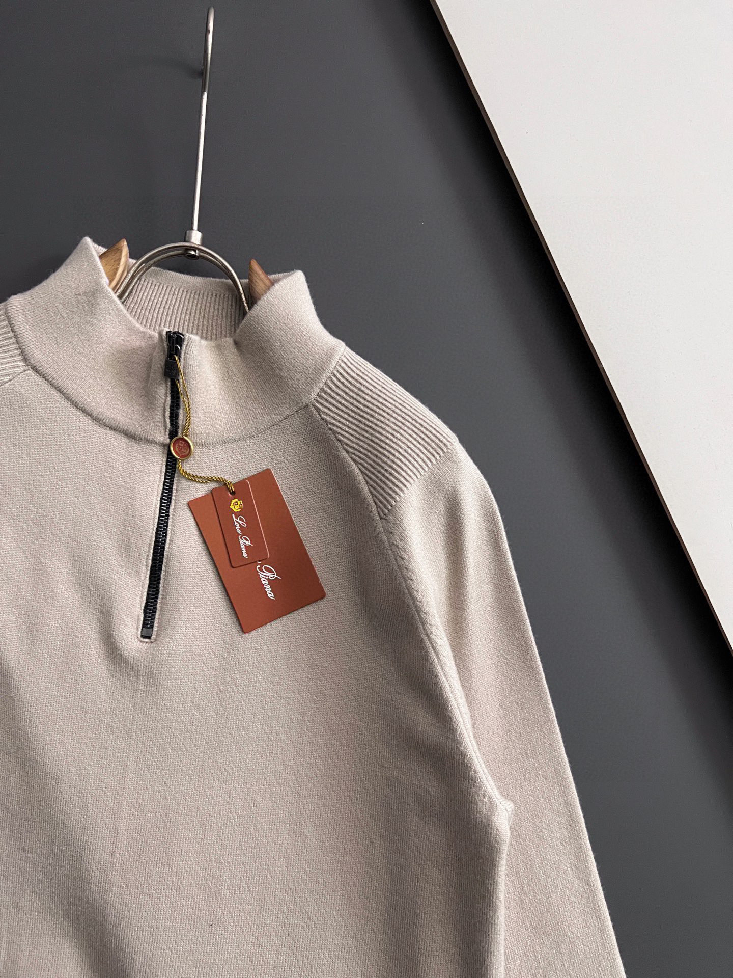 ）Loro Piana🌟新款6羊毛半拉链衫，配色标识条纹工艺设计！钩织标识条纹修饰，设计经典配色钩织设计