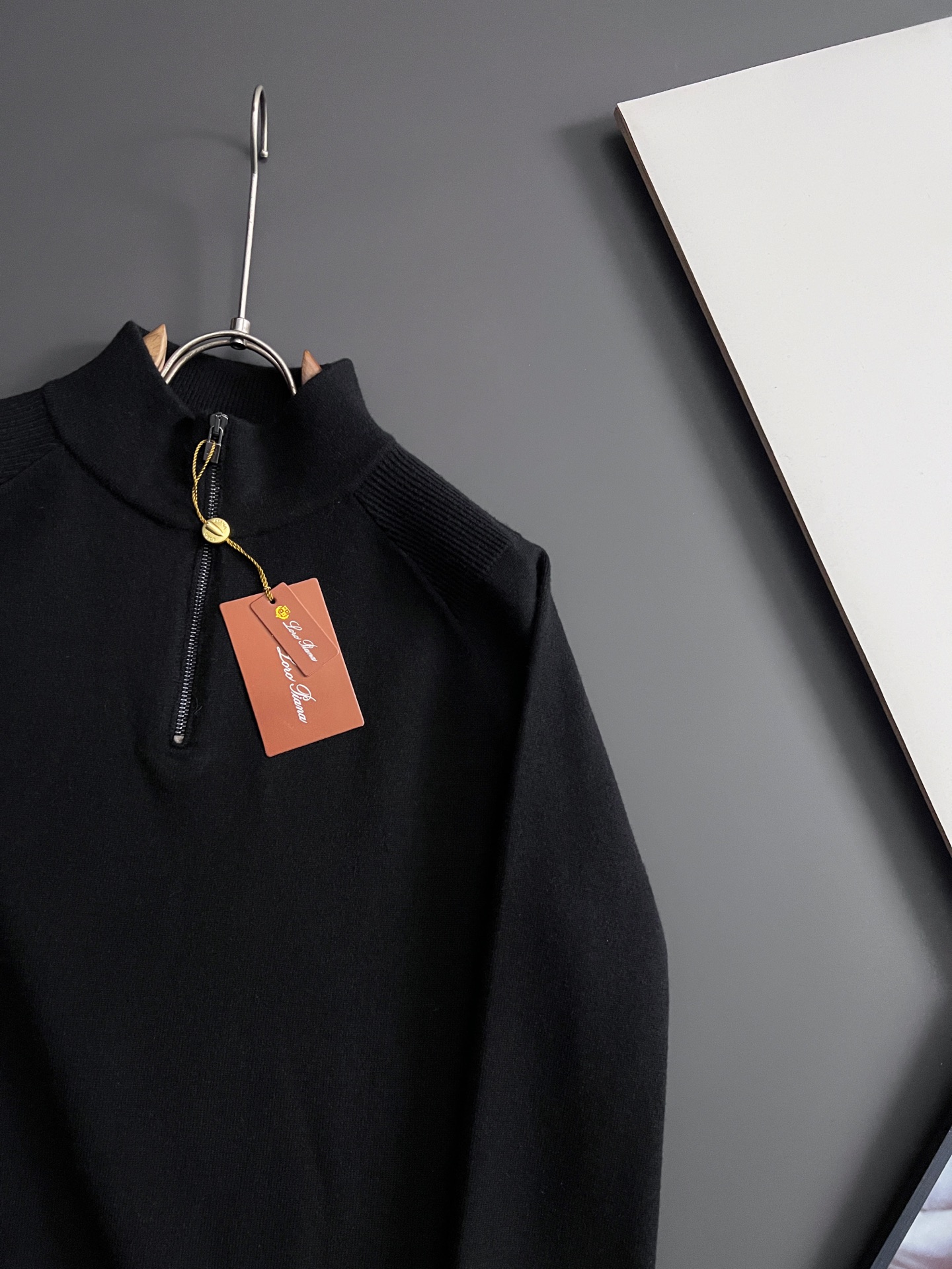 ）Loro Piana🌟新款6羊毛半拉链衫，配色标识条纹工艺设计！钩织标识条纹修饰，设计经典配色钩织设计