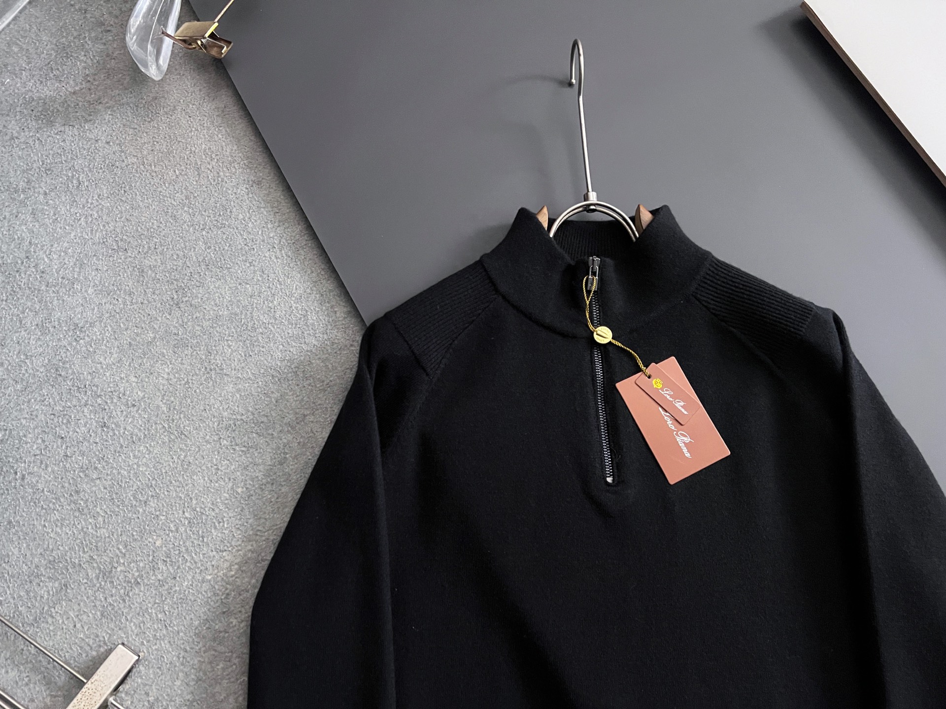 ）Loro Piana🌟新款6羊毛半拉链衫，配色标识条纹工艺设计！钩织标识条纹修饰，设计经典配色钩织设计