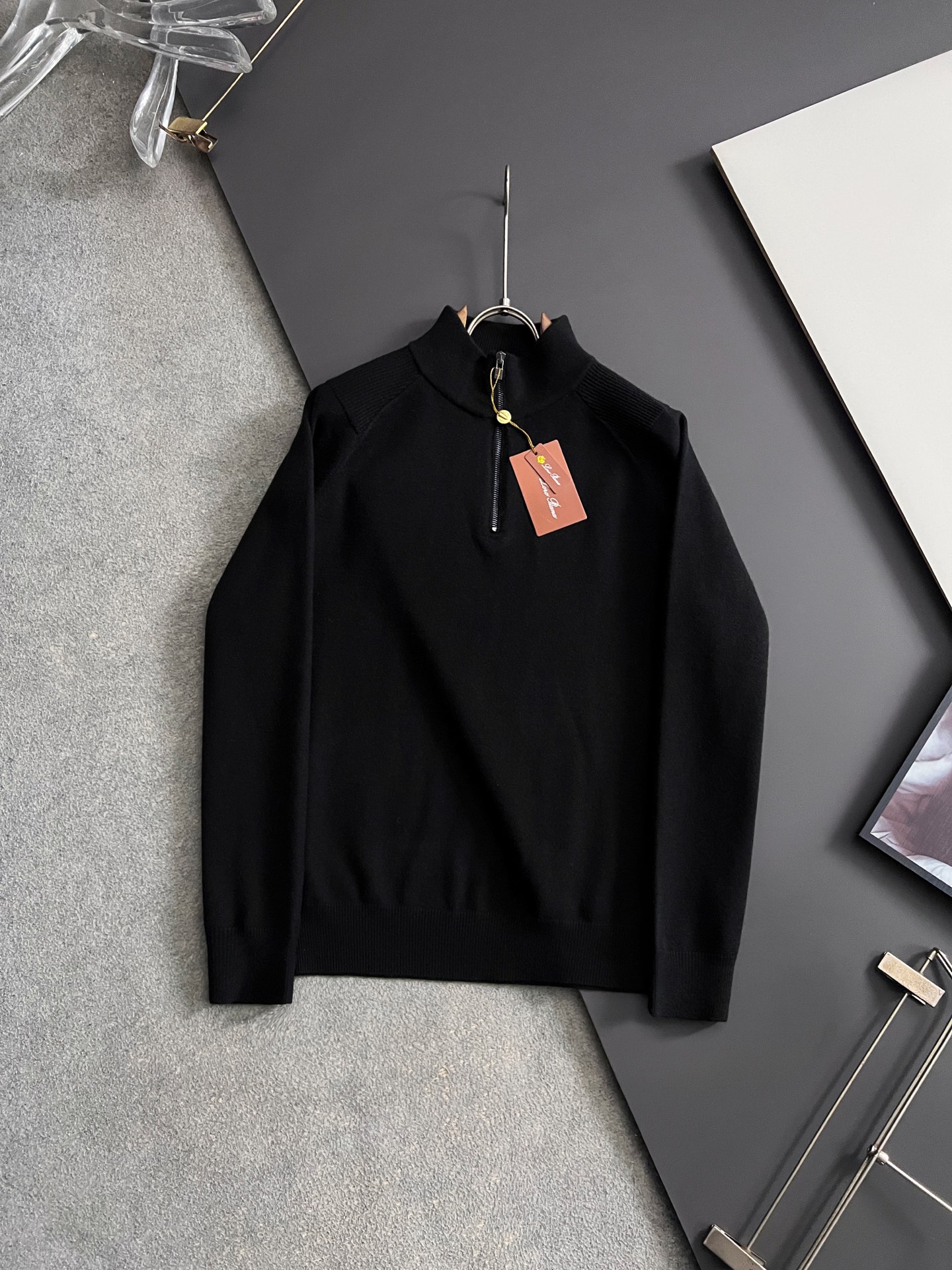 ）Loro Piana🌟新款6羊毛半拉链衫，配色标识条纹工艺设计！钩织标识条纹修饰，设计经典配色钩织设计
