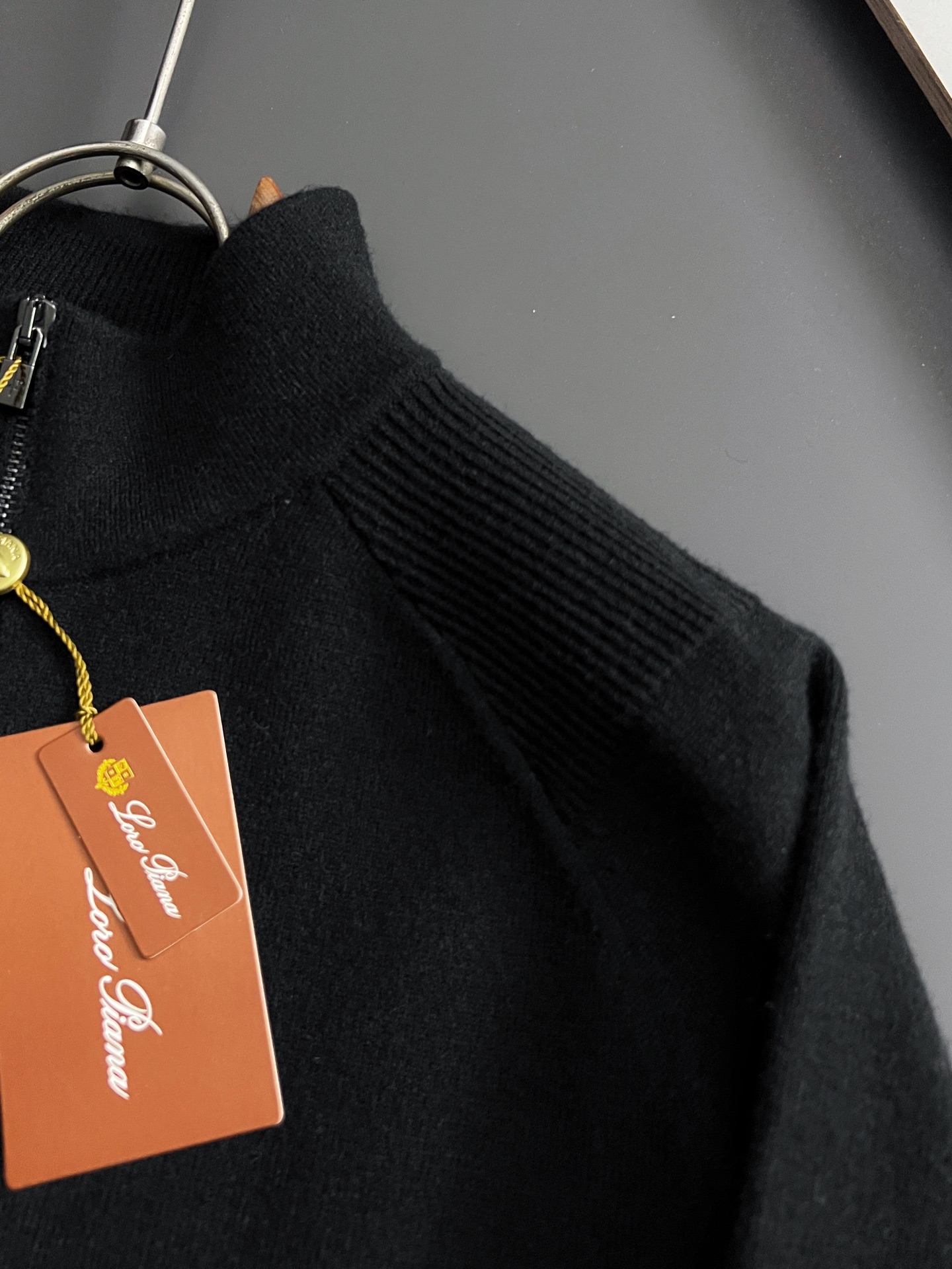 ）Loro Piana🌟新款6羊毛半拉链衫，配色标识条纹工艺设计！钩织标识条纹修饰，设计经典配色钩织设计