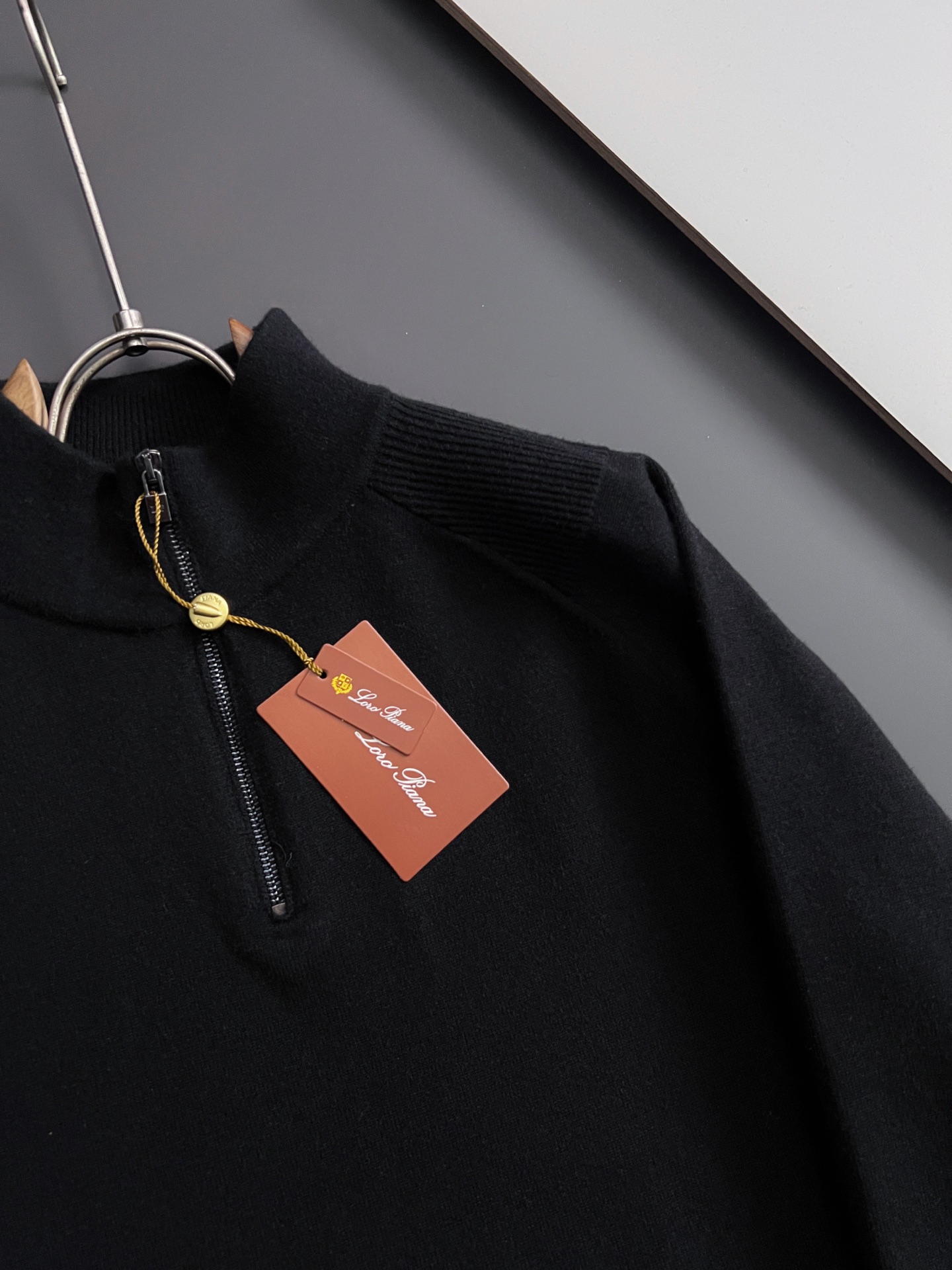）Loro Piana🌟新款6羊毛半拉链衫，配色标识条纹工艺设计！钩织标识条纹修饰，设计经典配色钩织设计