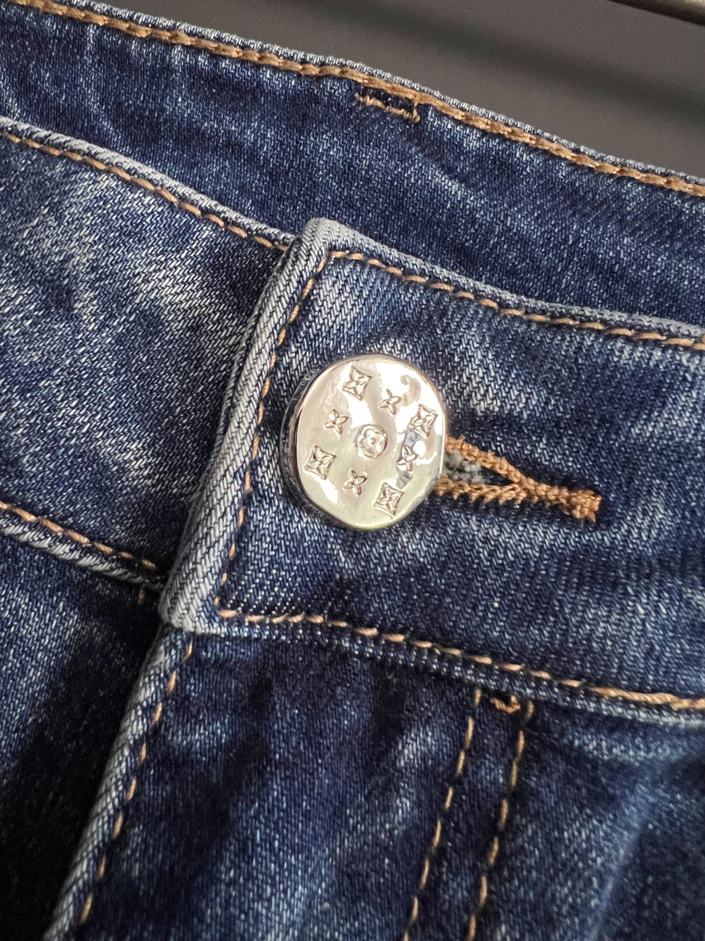 ）1V*、26Ss重工水洗休闲牛仔裤，进口原版水洗弹力面料，舒适有弹性，独特设计，版型超正，舒适透气，档