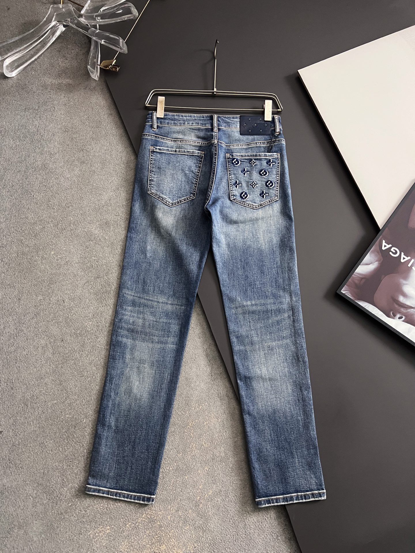 ）1V*、26Ss重工水洗休闲牛仔裤，进口原版水洗弹力面料，舒适有弹性，独特设计，版型超正，舒适透气，档