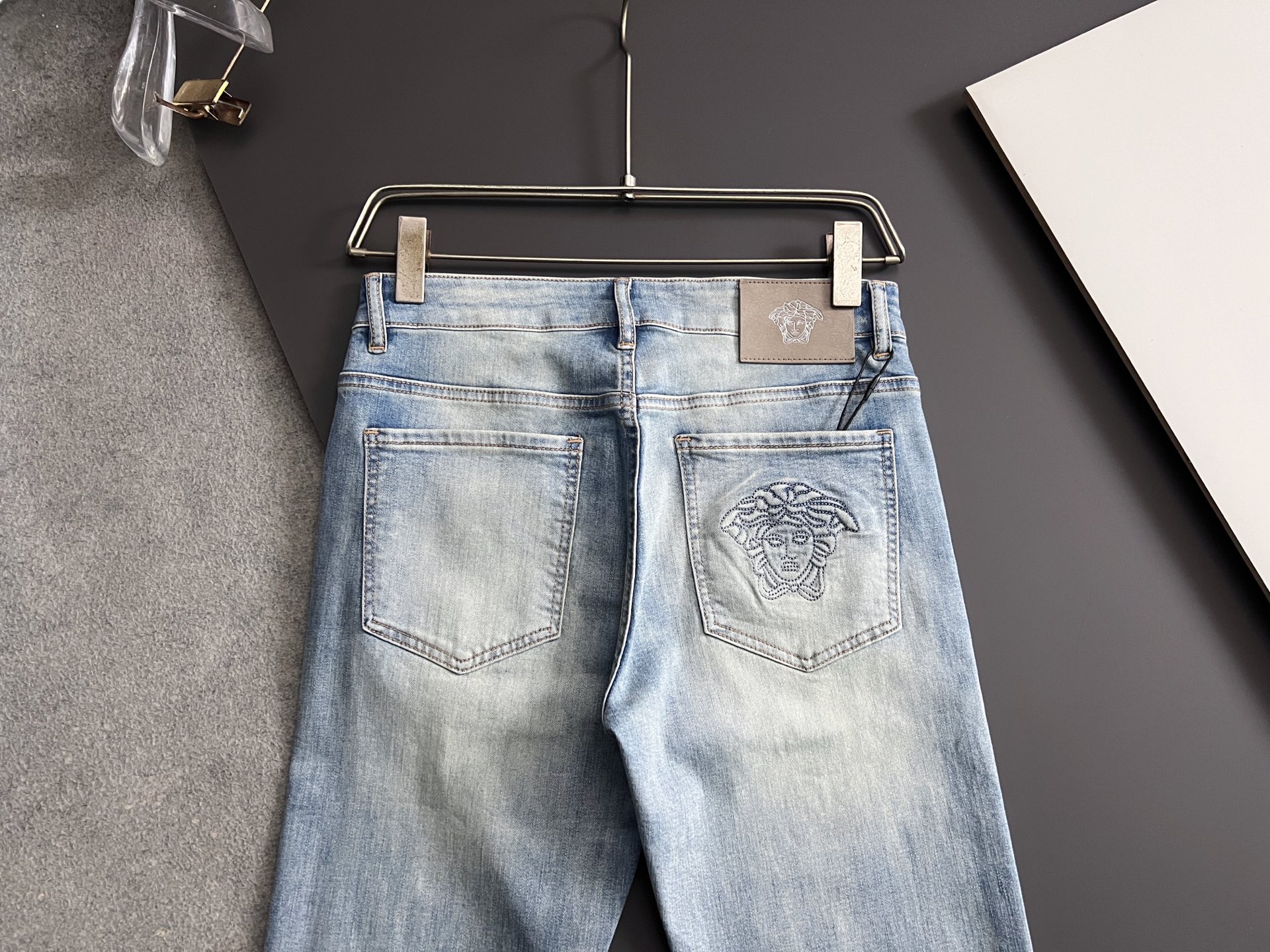 ）Versace*、26Ss重工水洗休闲牛仔裤，进口原版水洗弹力面料，舒适有弹性，独特设计，版型超正，舒
