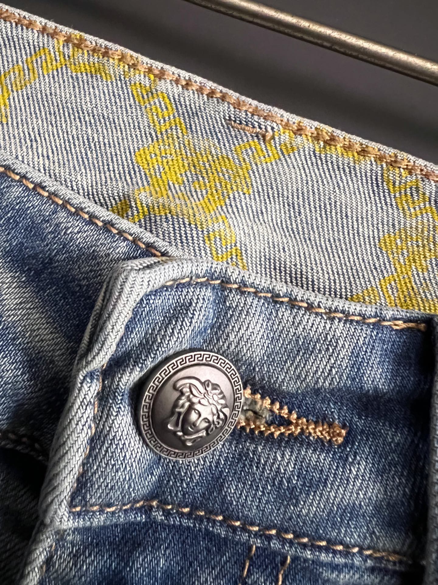 ）Versace*、26Ss重工水洗休闲牛仔裤，进口原版水洗弹力面料，舒适有弹性，独特设计，版型超正，舒