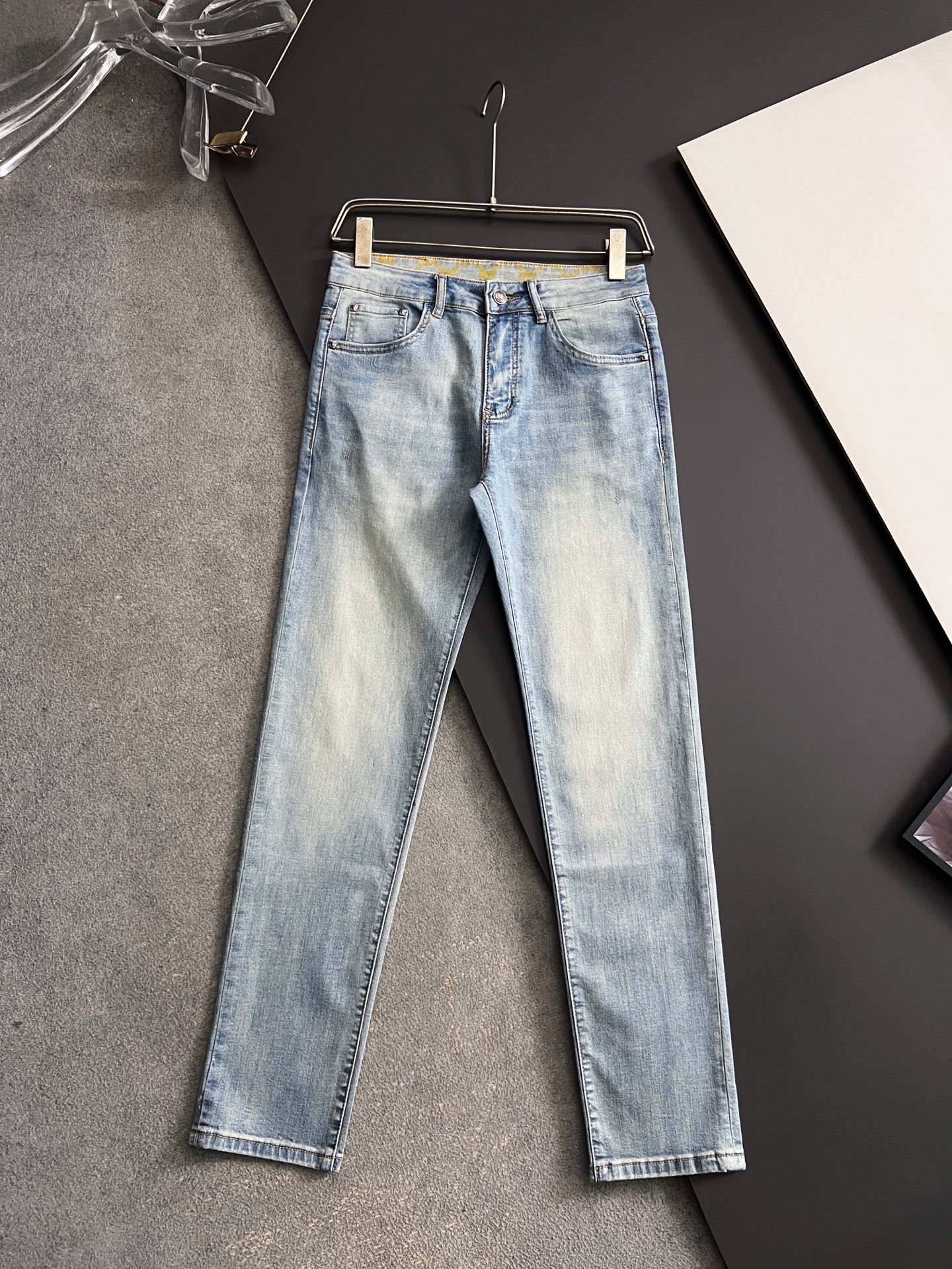 ）Versace*、26Ss重工水洗休闲牛仔裤，进口原版水洗弹力面料，舒适有弹性，独特设计，版型超正，舒