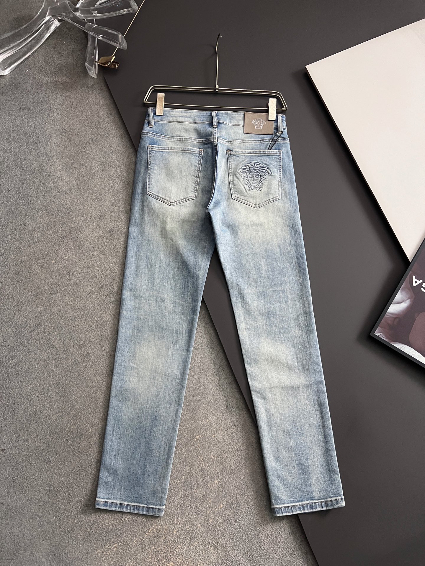 ）Versace*、26Ss重工水洗休闲牛仔裤，进口原版水洗弹力面料，舒适有弹性，独特设计，版型超正，舒