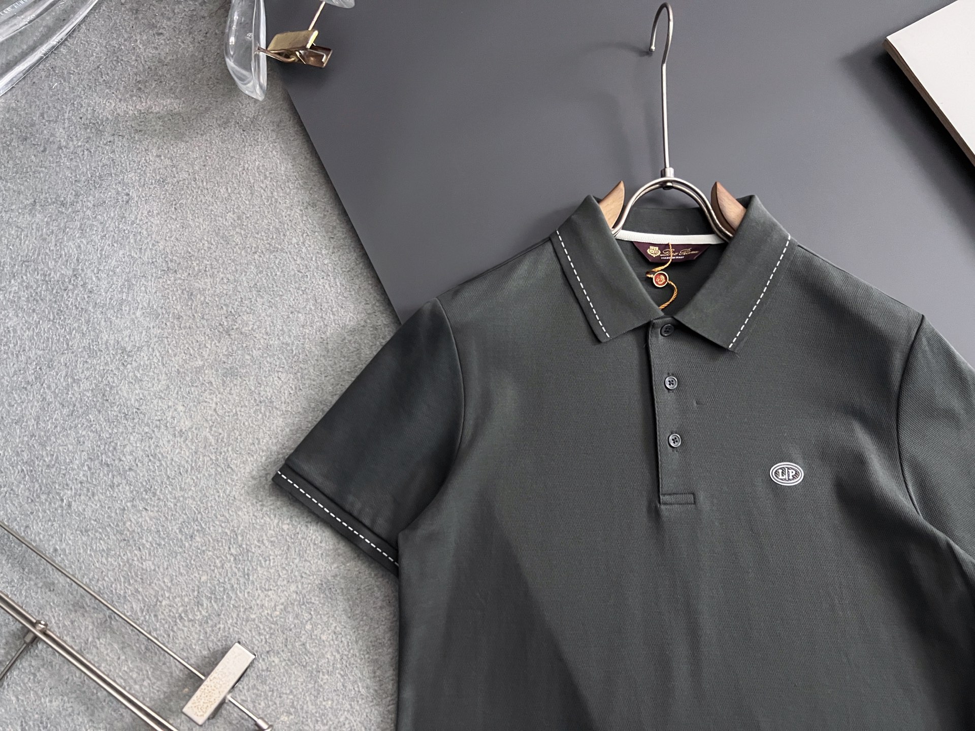 ）loro Piana* 🌟春夏新款男士短袖Polo衫，品牌最新设计元素！既不单调也不复杂,恰到好处的展