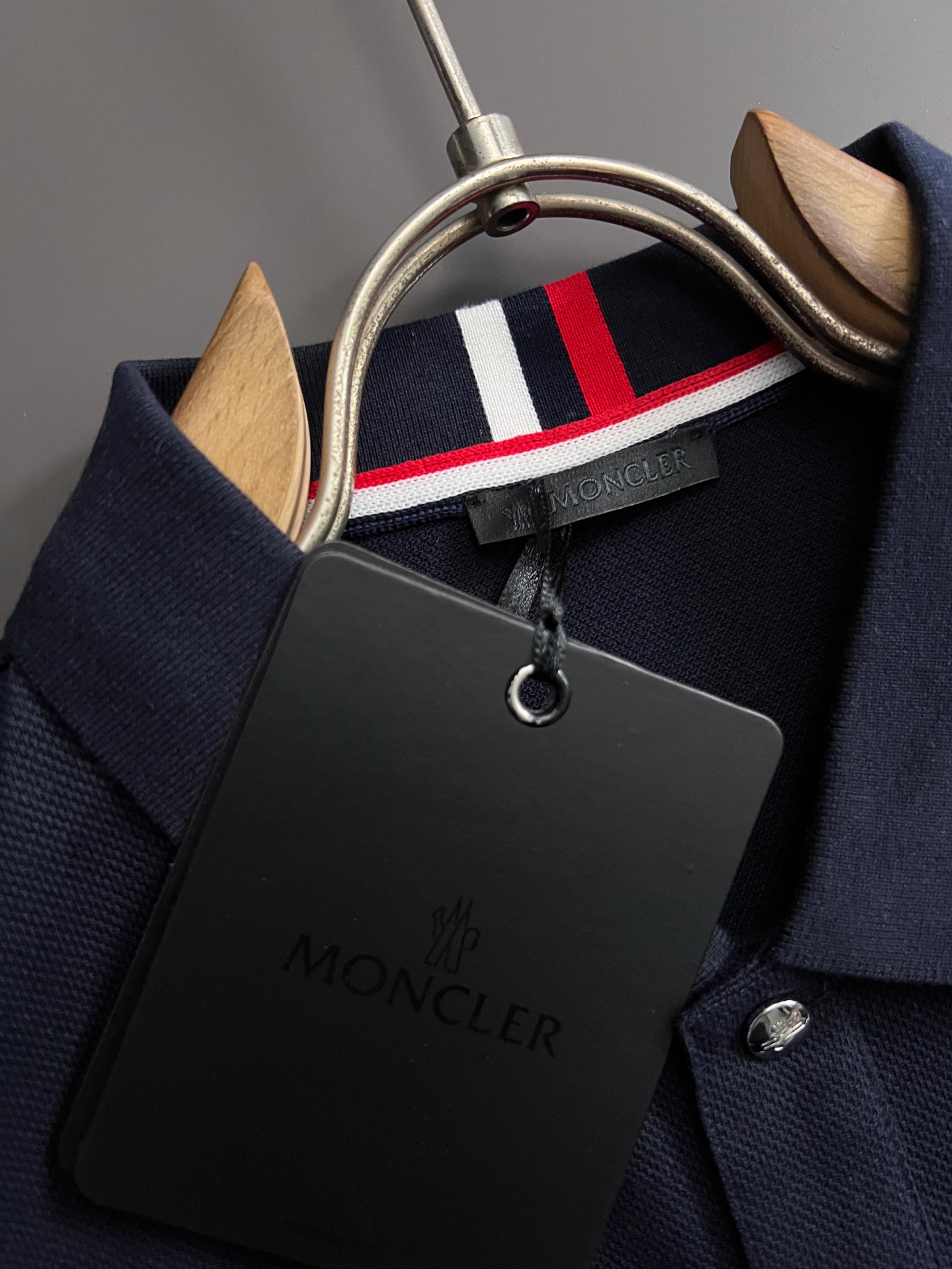 ）Moncle* 🌟春夏新款男士短袖Polo衫，品牌最新设计元素！既不单调也不复杂,恰到好处的展现品味！