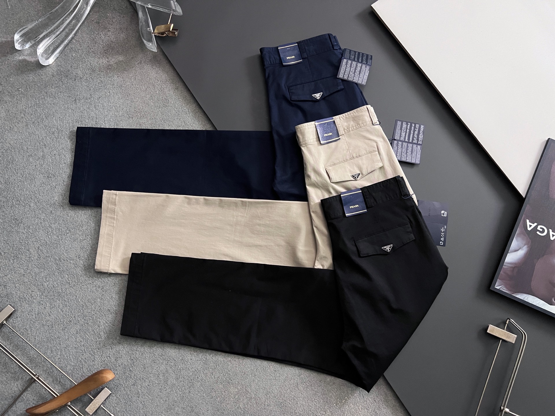 NO:926278,Prad*, the latest specially modified pure cotton men's casual trousers# This style is undoubtedly the most exquisite and high-end existence! A very elegant suit trousers, also a must-have versatile trousers for daily work and leisure. It is slim and straight-cut, wearing dazzling and fashionable to reduce age, walking between leisure and business, the perfect item! ! The high-end quality is evident everywhere, and the details show its sense of class. It has its own drape and light luxury luster, and the texture is invincible! ! A casual pants that is dominated by craftsmanship and fabrics. The whole body of accessories and fabrics are beyond imagination. The properties and specifications of the fabrics subvert the convention. The materials used are quite luxurious and sophisticated. The key lies in their own texture and comfort. The fabrics have excellent elasticity. There is no tightness on the upper body. The experience is excellent. It is wonderful and not easy to wrinkle. It has a recognizable classic logo and customized hardware accessories. The metal style of the custom molded and engraved brand letter buckle not only enriches the vision, but also greatly demonstrates the high-end sense of the brand. The details are well handled, and it is a high-quality pair of trousers! The tailoring is first-class, and the effect of lifting the hips and slimming is excellent. It can be matched with any top in the wardrobe. It has wide compatibility, suitable for business, commuting and leisure. It is satisfied with various daily wear. It has a full upper body shape and is invincible and versatile! A must-have pair of god-level trousers for those who want to control their quality! Size 28-38,,prada,business suit,19860909Prad*、最新特定改制纯棉男士休闲西裤# 此款无疑是最精致最高级的存在!非常显气质的一款西装裤,也是日常工作休闲必备的百搭裤装,修身直筒版型裁剪,穿着亮眼时髦减龄,游走在休闲与商务之间,完美单品！！高端品质处处彰显,细节处展现其档次感,自带垂坠度和淡奢光泽,质感堪称无敌！！以工艺和面料为主导的一款休闲裤,通体的辅料、面料之高级超乎想象,面料之属性及规格颠覆常规,用料相当奢华考究,关键在于本身的质感以及舒适度,面料自带优越的弹力,上身毫无紧绷感,体验感极好,妙不可言,不易打皱,辦识度的经典标识,客供定制五金配件 定制开模刻字品牌字母扣金属样式,在丰富视觉的同时也极大彰显了品牌的高级感,细节处理相当到位,含金量十足的一款神裤！ 版型剪裁一流,提臀修身显瘦效果极佳,可横扫衣橱任何的上装搭配,兼容性广泛,商务通勤休闲兼备,满足于日常各种穿搭,上身型款十足,无敌的万能百搭！品相控必入的一款神级裤王 ！ 尺码28-38,,prada,business suit,,Men's clothing